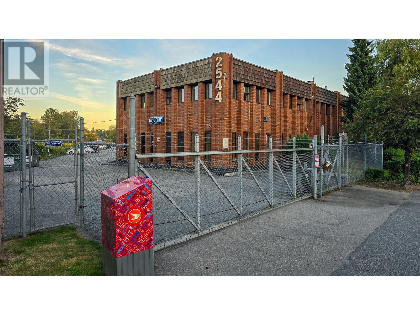 Listing Picture 13 of 14 : 105 2544 DOUGLAS ROAD, Burnaby / 本拿比 - 魯藝地產 Yvonne Lu Group - MLS Medallion Club Member