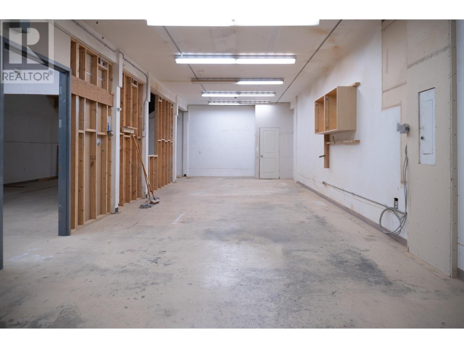 Listing Picture 2 of 14 : 105 2544 DOUGLAS ROAD, Burnaby / 本拿比 - 魯藝地產 Yvonne Lu Group - MLS Medallion Club Member