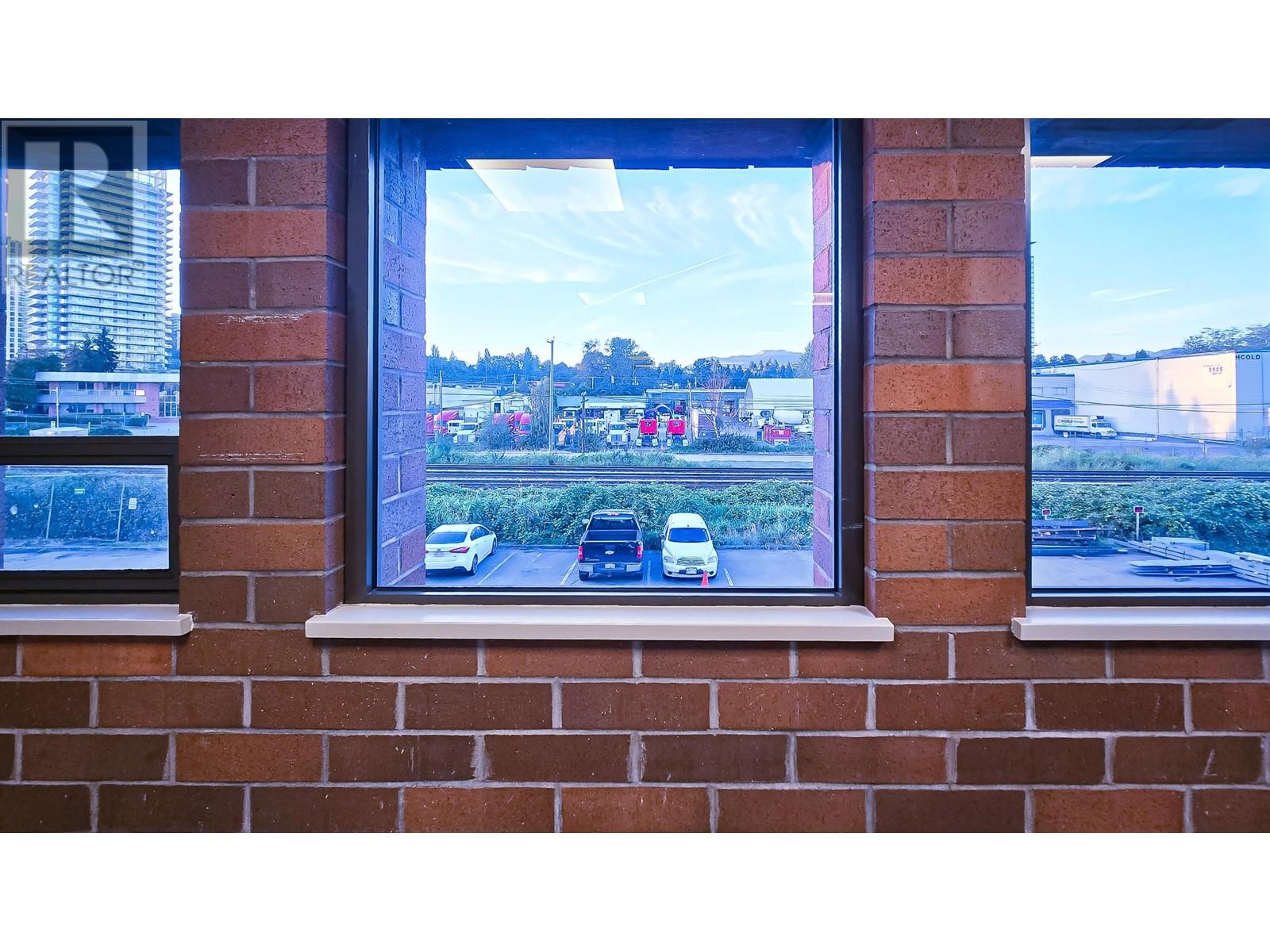 Listing Picture 12 of 14 : 105 2544 DOUGLAS ROAD, Burnaby / 本拿比 - 魯藝地產 Yvonne Lu Group - MLS Medallion Club Member