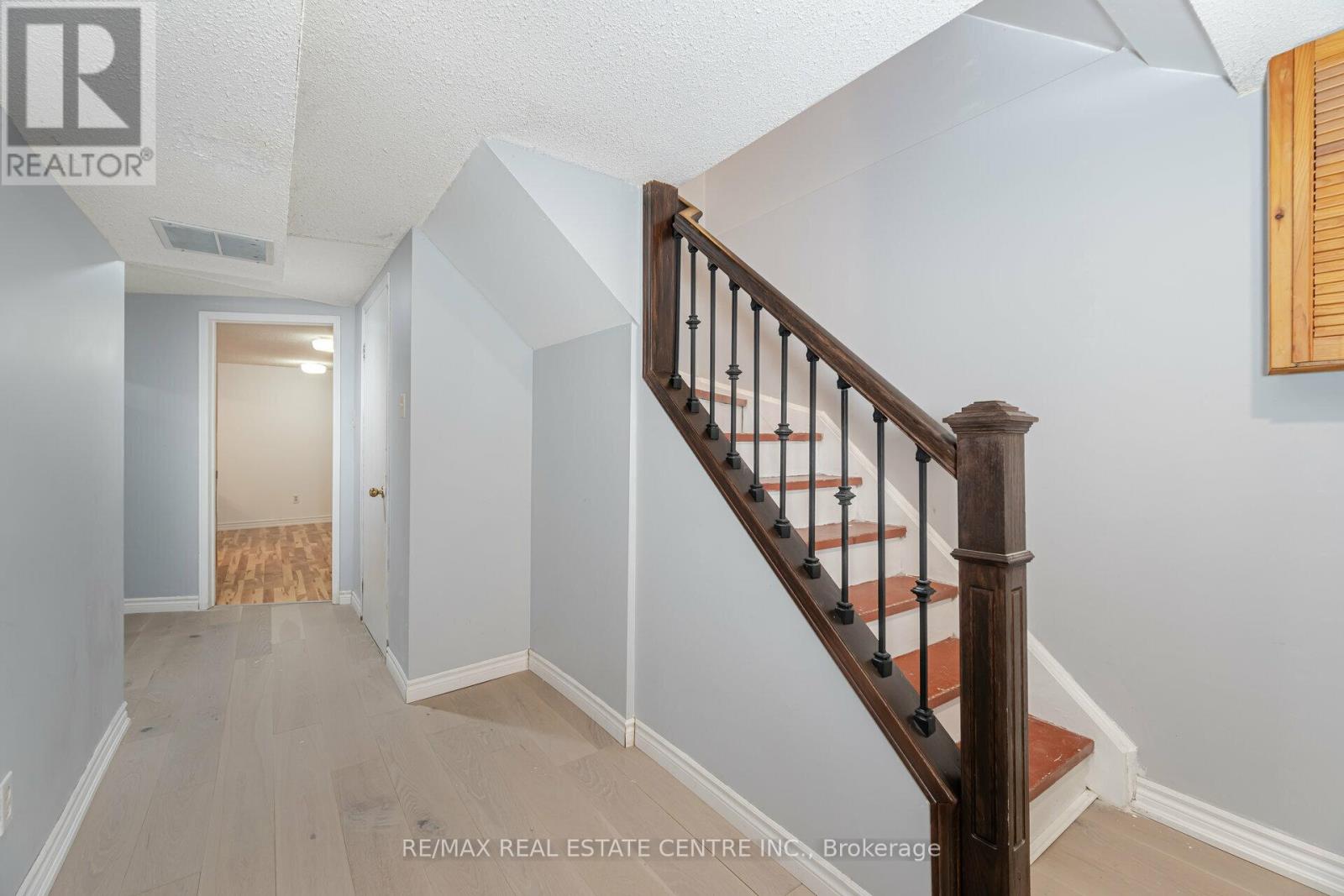 5 Wray Court, Toronto (Mount Olive-Silverstone-Jamestown), Ontario  M9V 4K4 - Photo 12 - W9388633