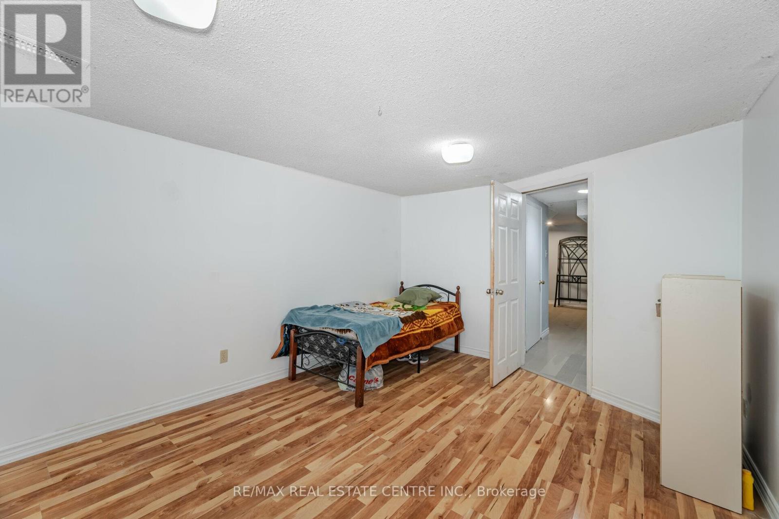 5 Wray Court, Toronto (Mount Olive-Silverstone-Jamestown), Ontario  M9V 4K4 - Photo 13 - W9388633