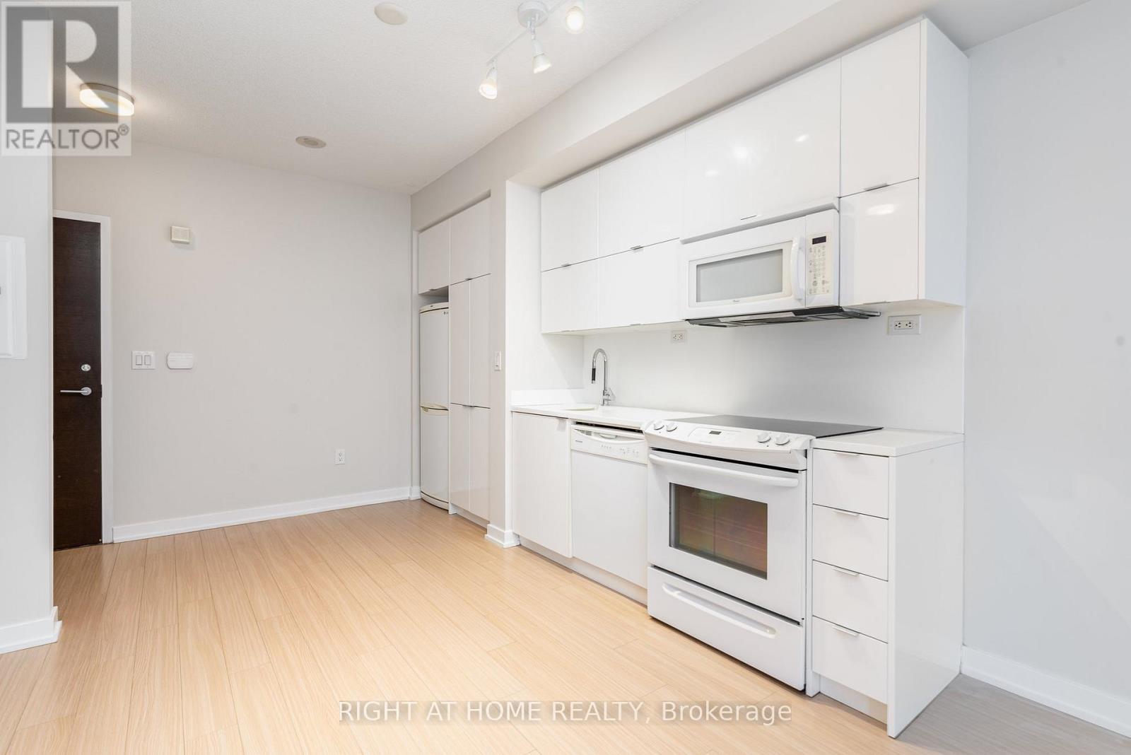 3703 - 21 Iceboat Terrace, Toronto, Ontario  M5V 4A9 - Photo 8 - C9388738