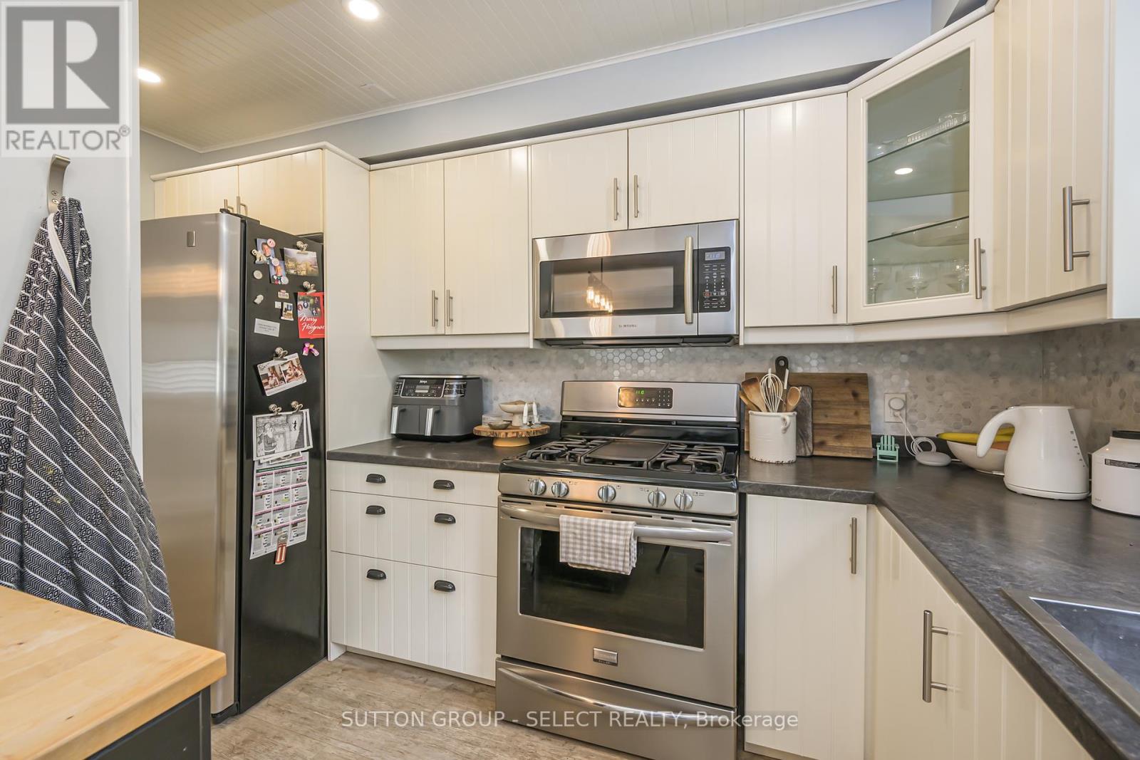 Photo 13 of 39 for 943 Colborne Street