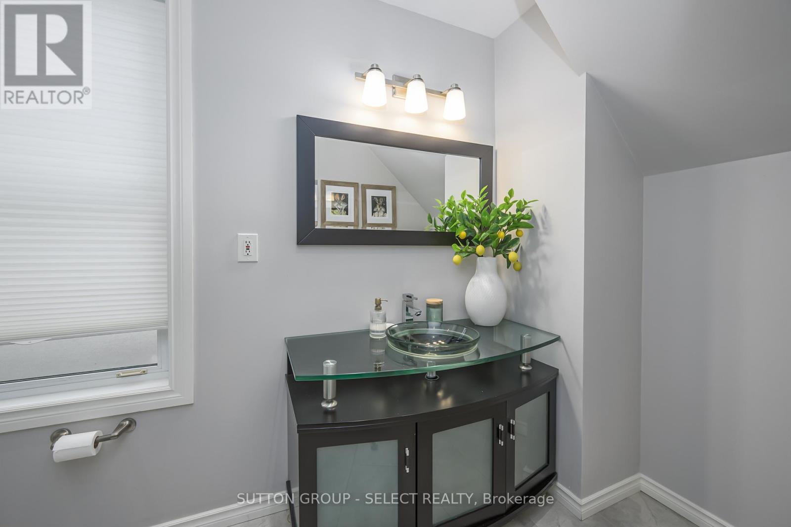 Photo 17 of 39 for 943 Colborne Street