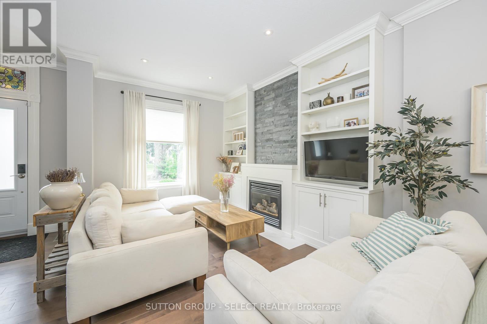 Photo 6 of 39 for 943 Colborne Street