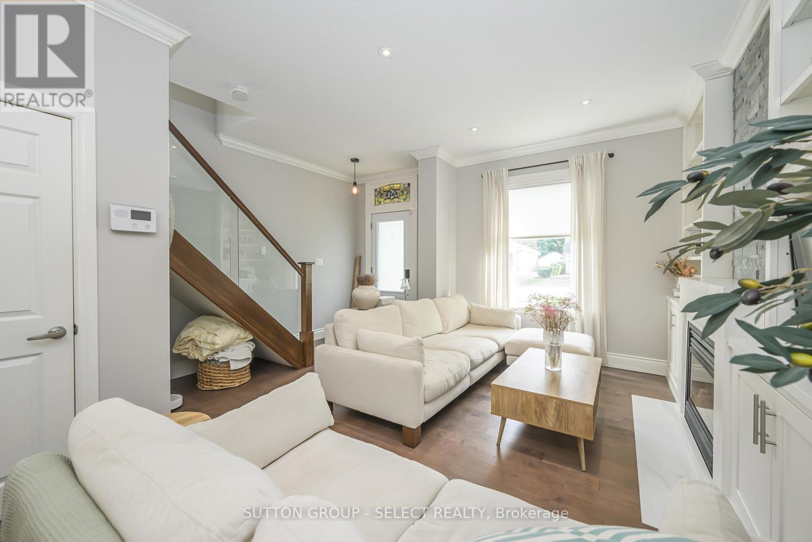 Photo 7 of 39 for 943 Colborne Street
