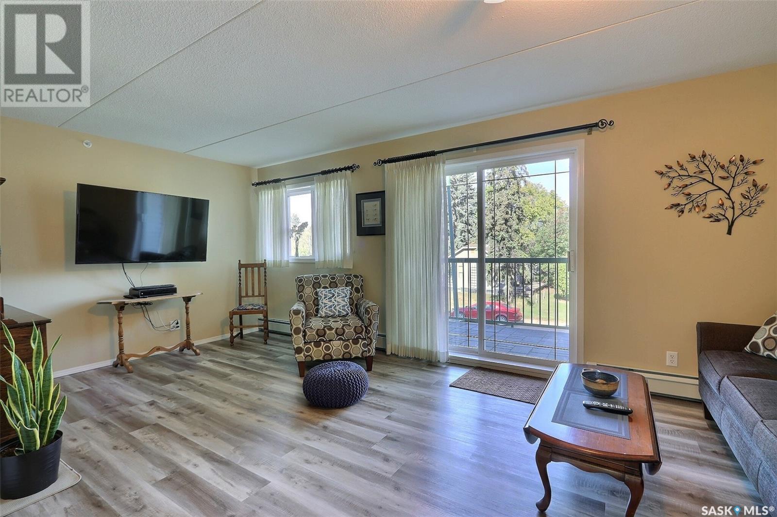 Property at 201 1 26th STREET E image 3