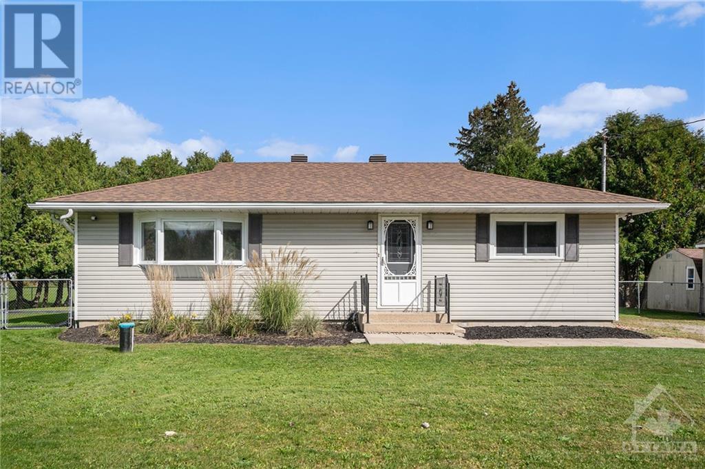 35 Elgin Street N, Athens, Ontario  K0E 1B0 - Photo 1 - 1415688