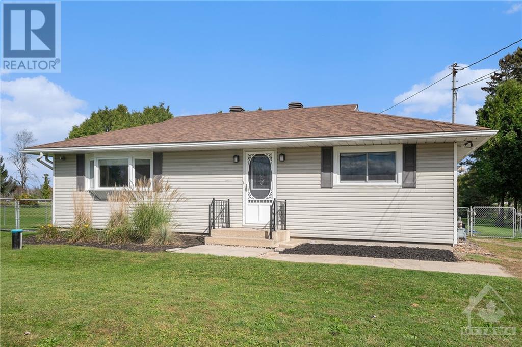 35 Elgin Street N, Athens, Ontario  K0E 1B0 - Photo 2 - 1415688
