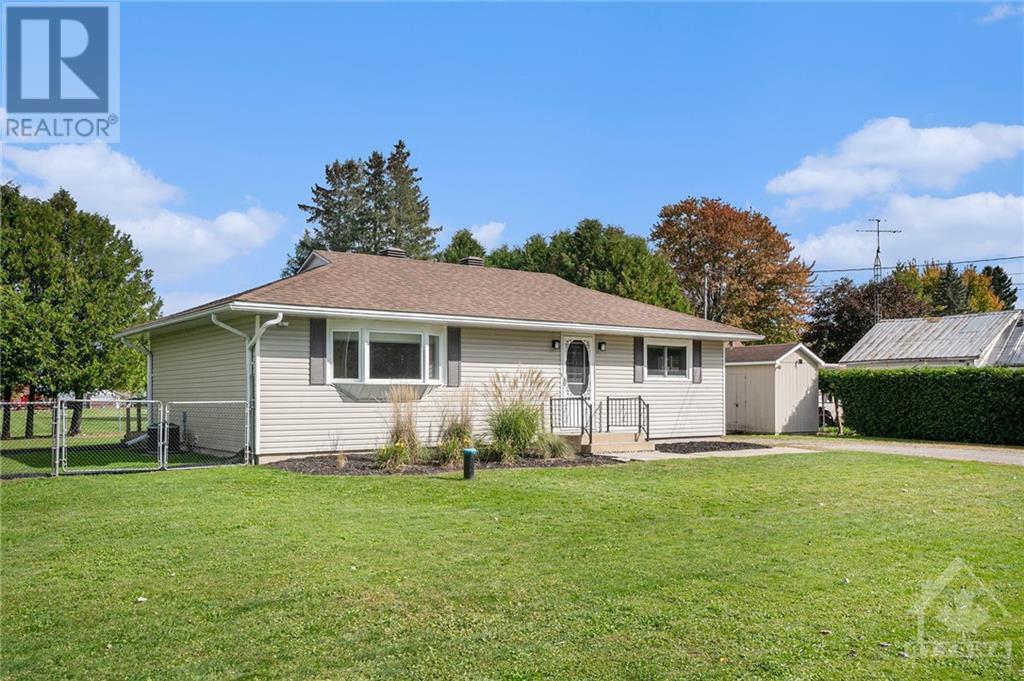 35 Elgin Street N, Athens, Ontario  K0E 1B0 - Photo 3 - 1415688