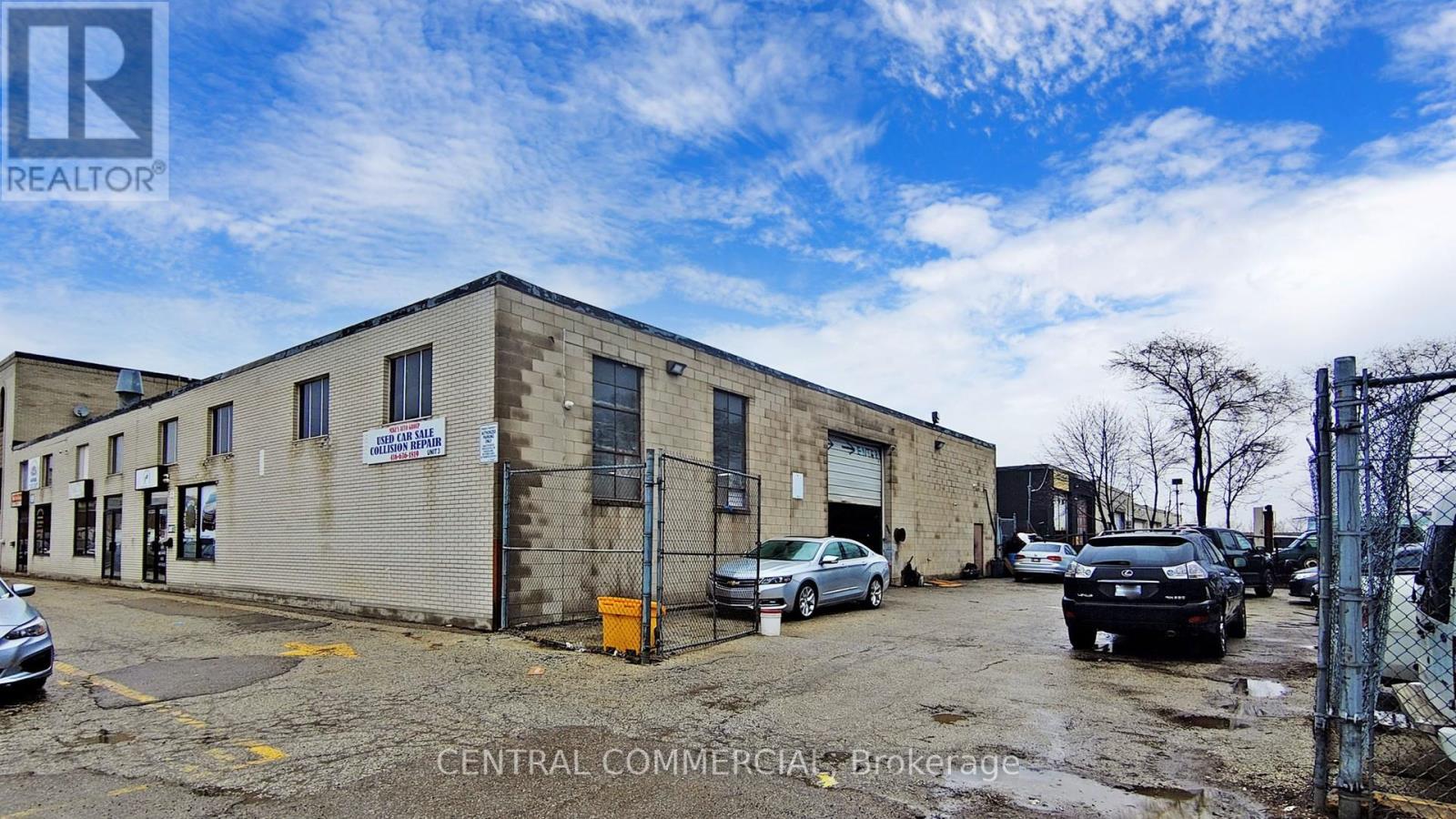 51 Toro Road, Toronto (York University Heights), Ontario  M3J 2A4 - Photo 2 - W9389919