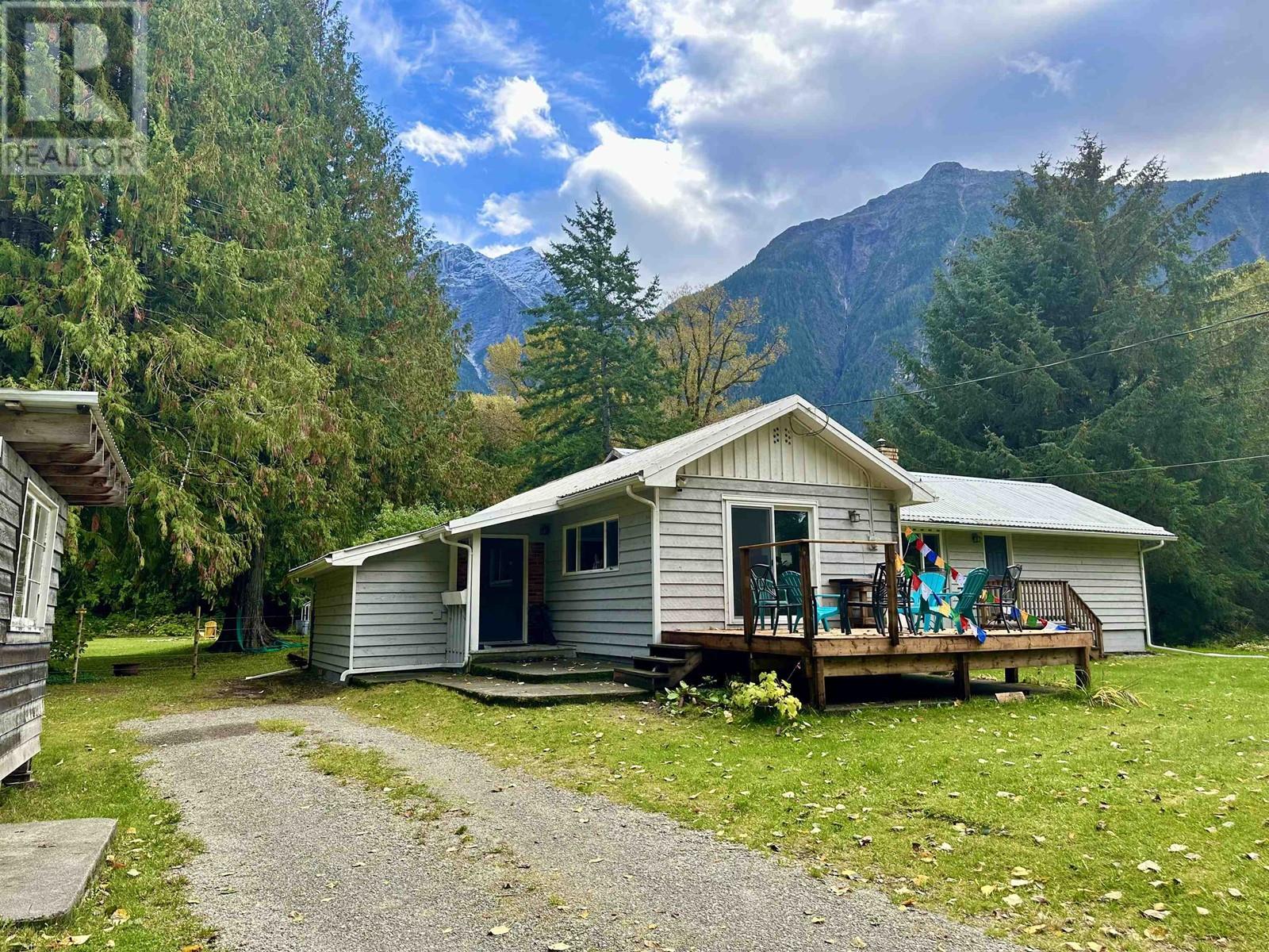 1025 Maclellan Road, Bella Coola, British Columbia  V0T 1C0 - Photo 1 - R2934387