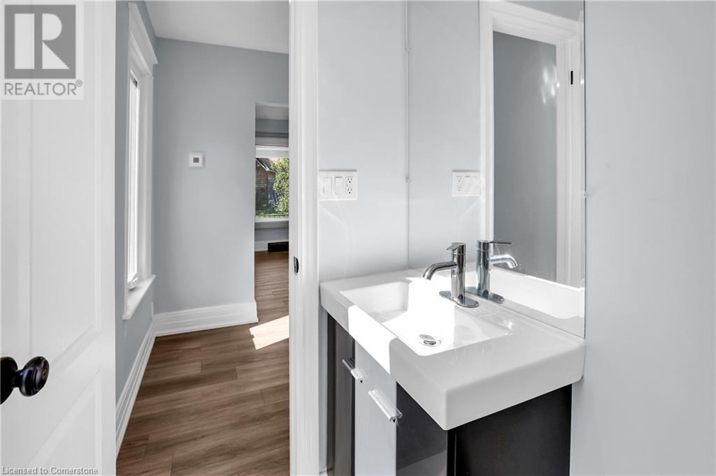 2 Berryman Avenue, St. Catharines, Ontario  L2R 3W9 - Photo 8 - 40661009