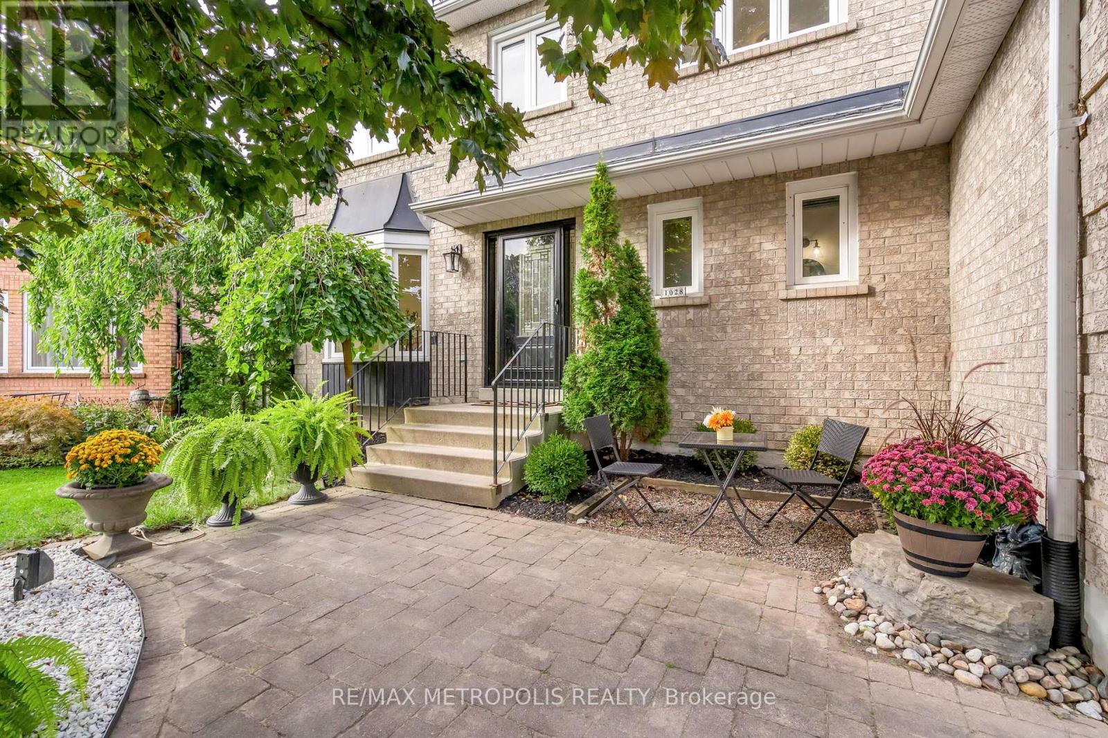 1028 Moorelands Crescent, Pickering, Ontario  L1W 3K4 - Photo 6 - E9393185