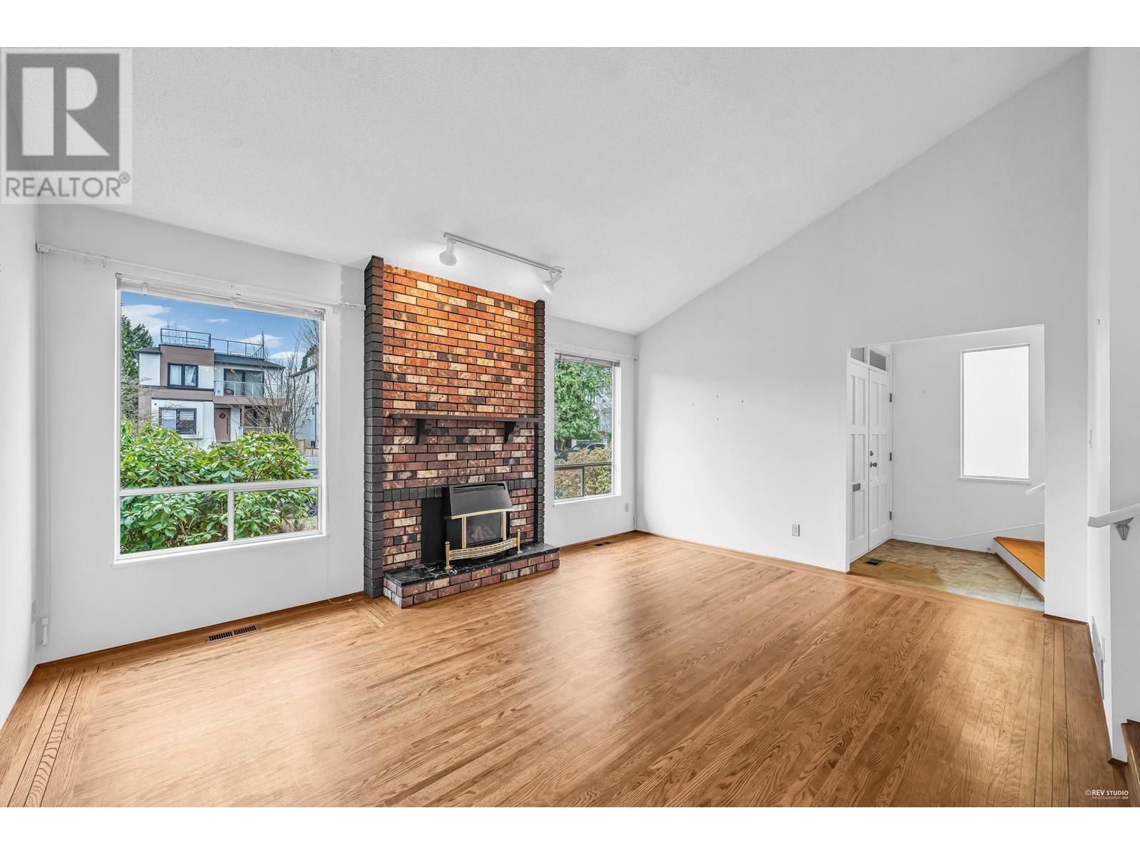 Listing Picture 5 of 40 : 4553 W 8TH AVENUE, Vancouver / 溫哥華 - 魯藝地產 Yvonne Lu Group - MLS Medallion Club Member