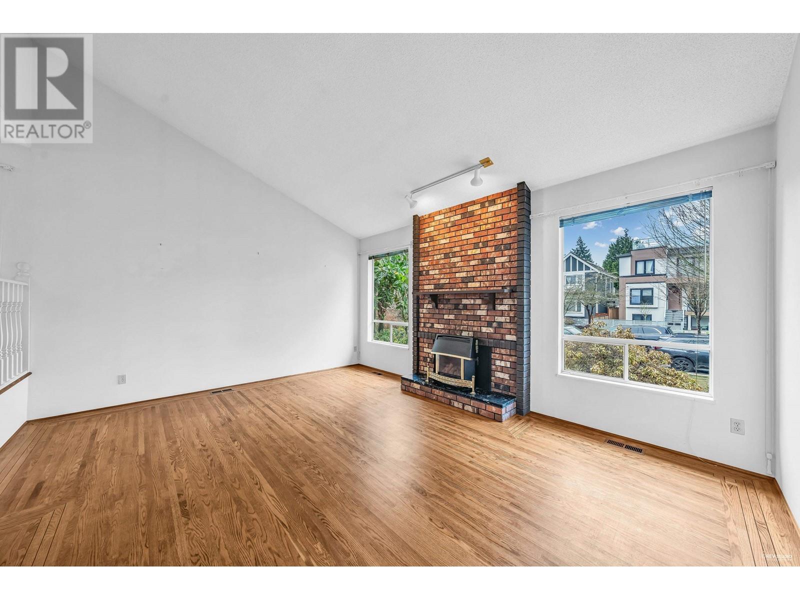 Listing Picture 7 of 40 : 4553 W 8TH AVENUE, Vancouver / 溫哥華 - 魯藝地產 Yvonne Lu Group - MLS Medallion Club Member