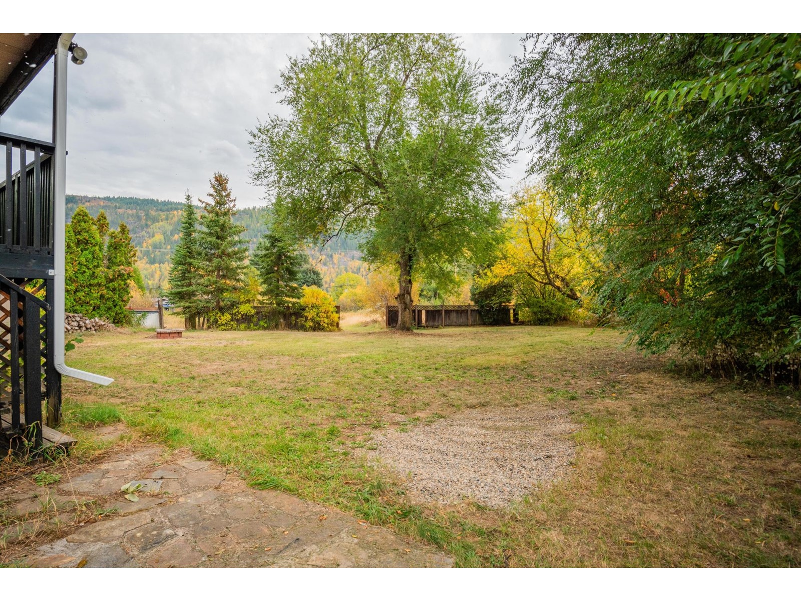 402 Beresford  Crescent, Castlegar, British Columbia  V1N 3V5 - Photo 53 - 2480010