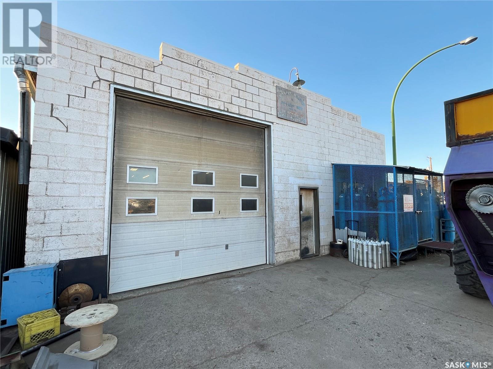 St 109/112 Harder Street, Maple Creek, Saskatchewan  S0N 1N0 - Photo 1 - SK985927
