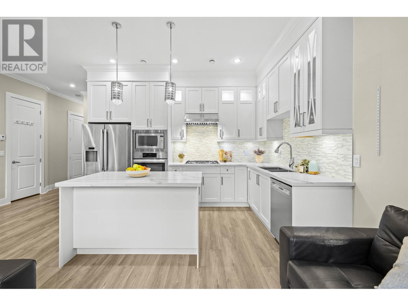Listing Picture 3 of 28 : 10 7388 RAILWAY AVENUE, Richmond / 烈治文 - 魯藝地產 Yvonne Lu Group - MLS Medallion Club Member