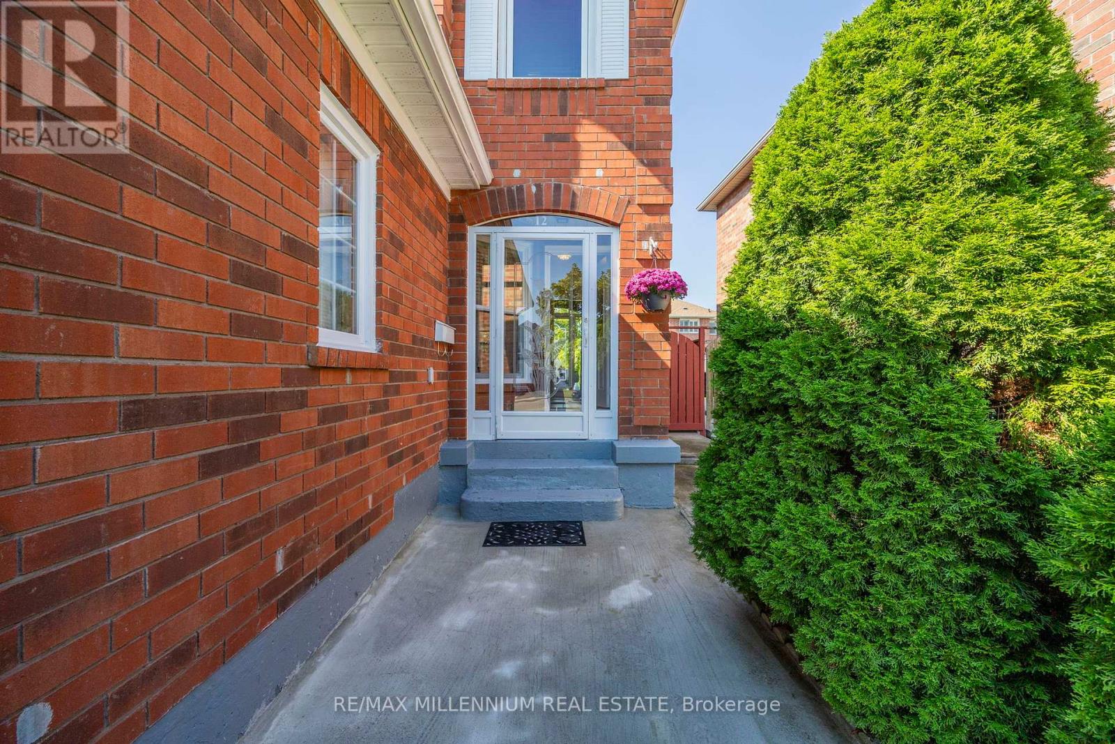 12 Mount Fuji Crescent, Brampton (Sandringham-Wellington), Ontario  L6R 2L3 - Photo 3 - W9394427