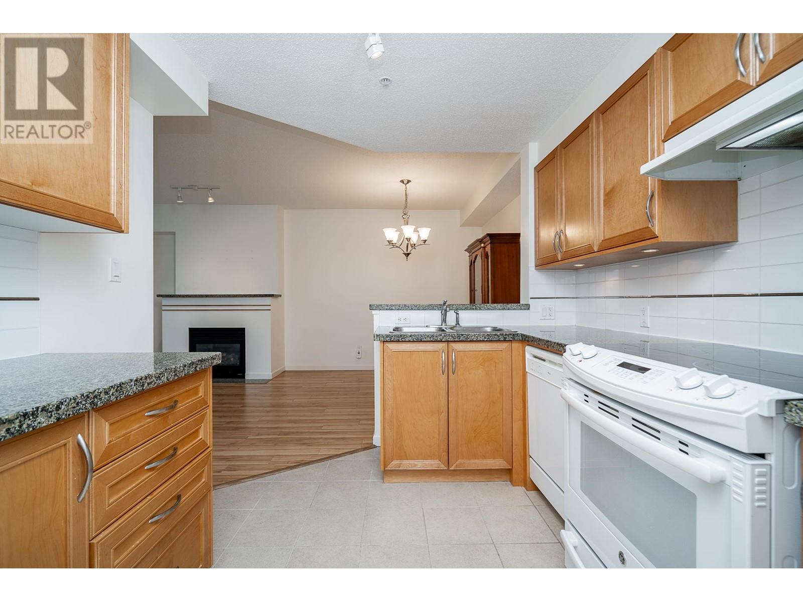Listing Picture 17 of 28 : TH8 1889 ROSSER AVENUE, Burnaby / 本拿比 - 魯藝地產 Yvonne Lu Group - MLS Medallion Club Member