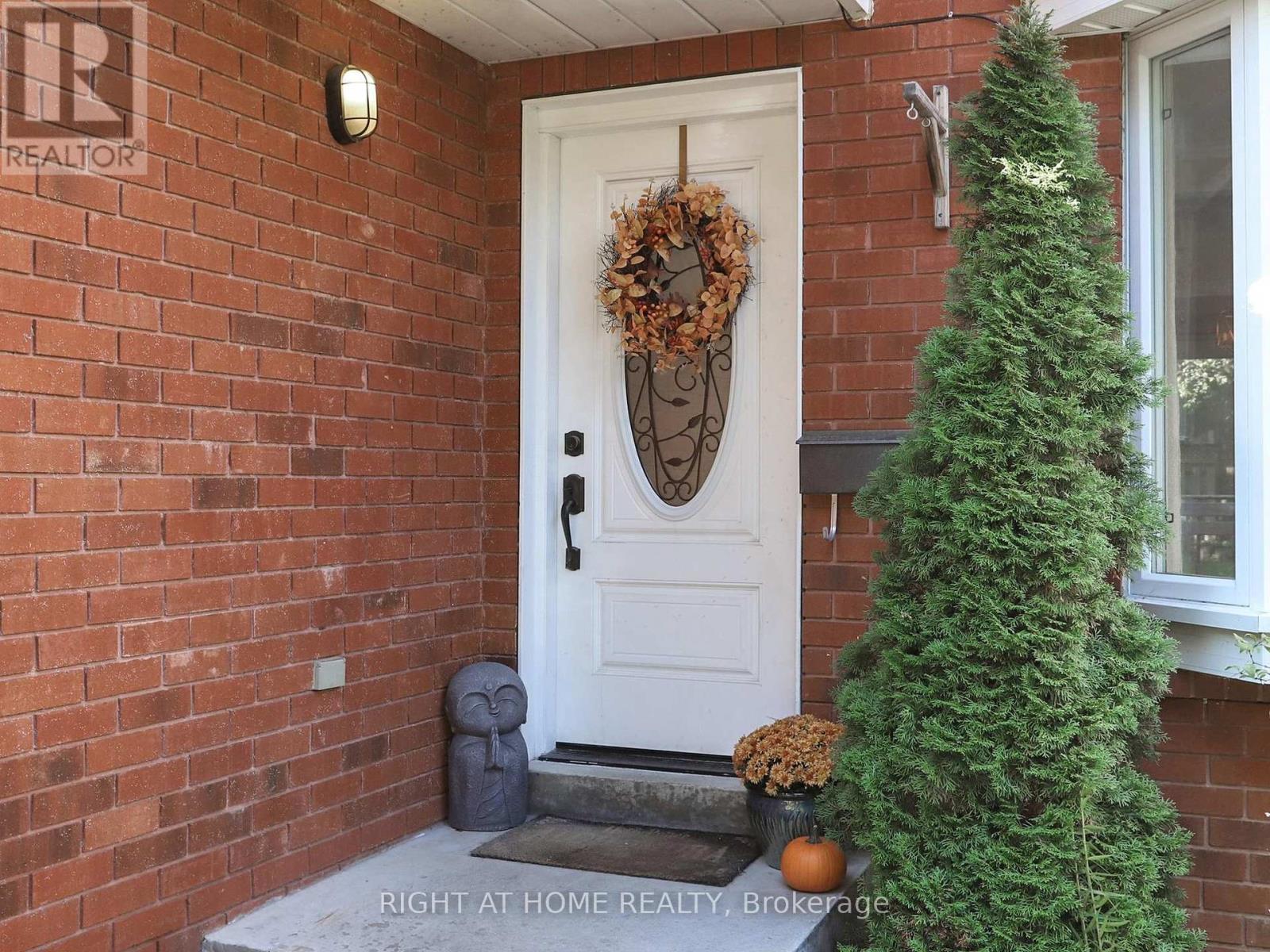 26 Porritt Street, Barrie, Ontario  L4N 6Y3 - Photo 2 - S9394743