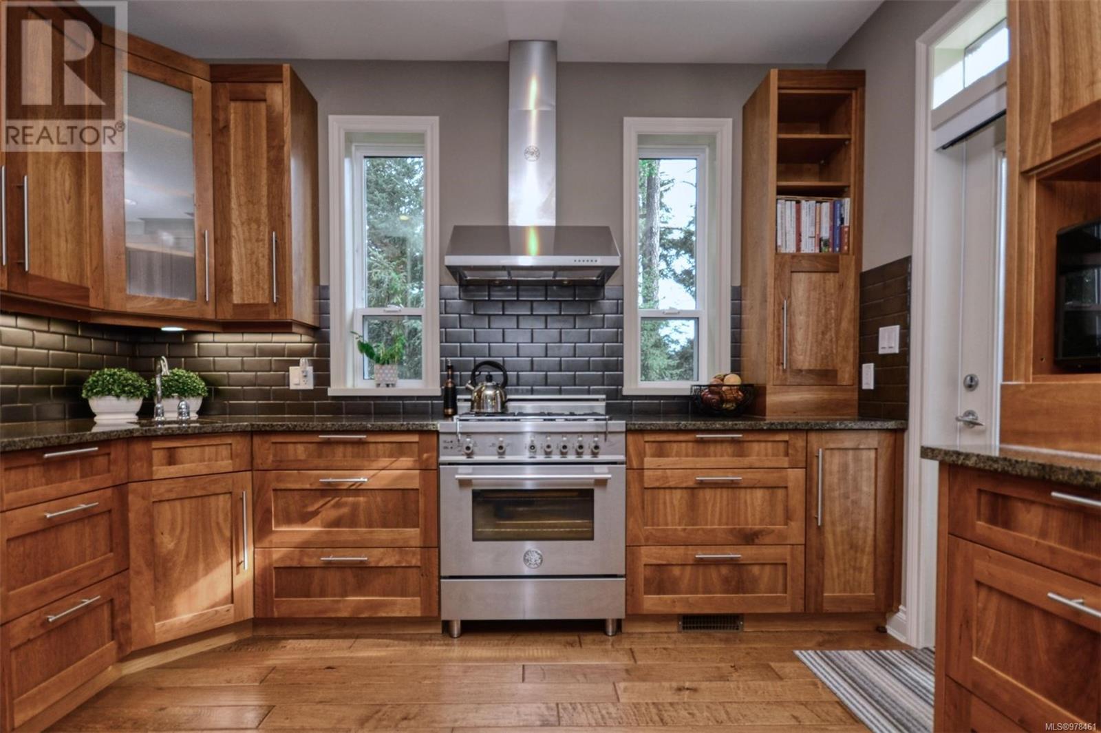 Property at 420 Pelican Dr image 3