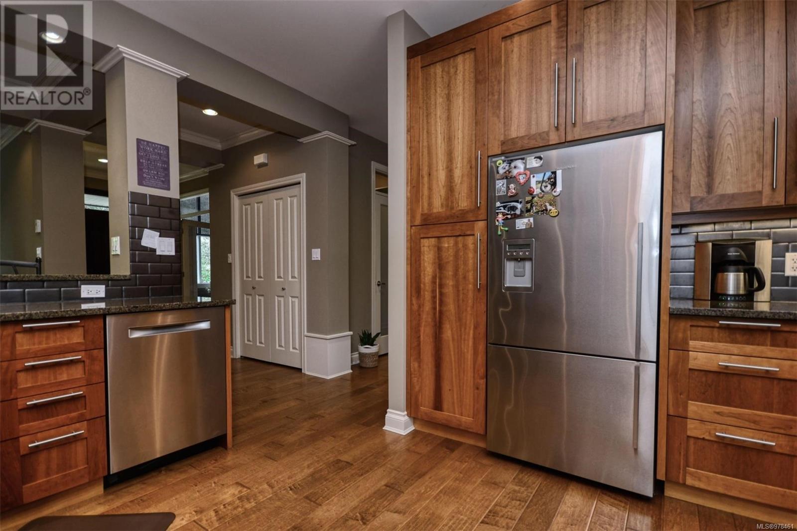 Property at 420 Pelican Dr image 5