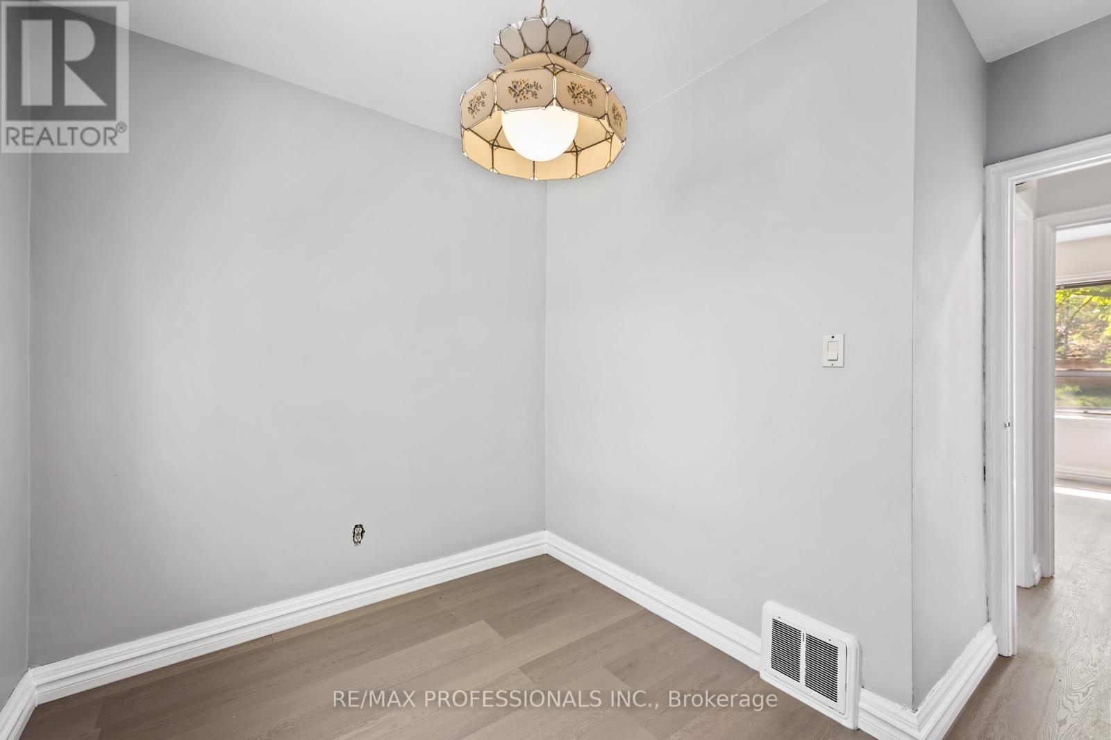 34 Dixon Road, Toronto, Ontario  M9P 2L3 - Photo 17 - W9395330