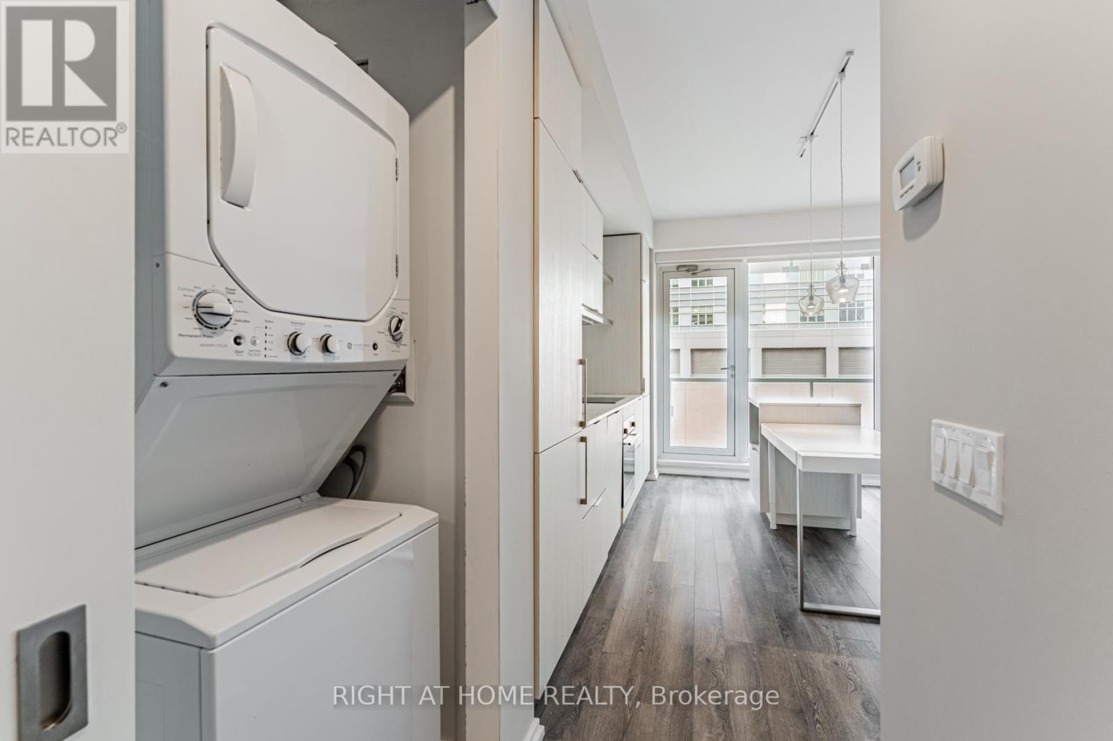 1204 - 197 Yonge Street, Toronto, Ontario  M5B 1M4 - Photo 6 - C9395893