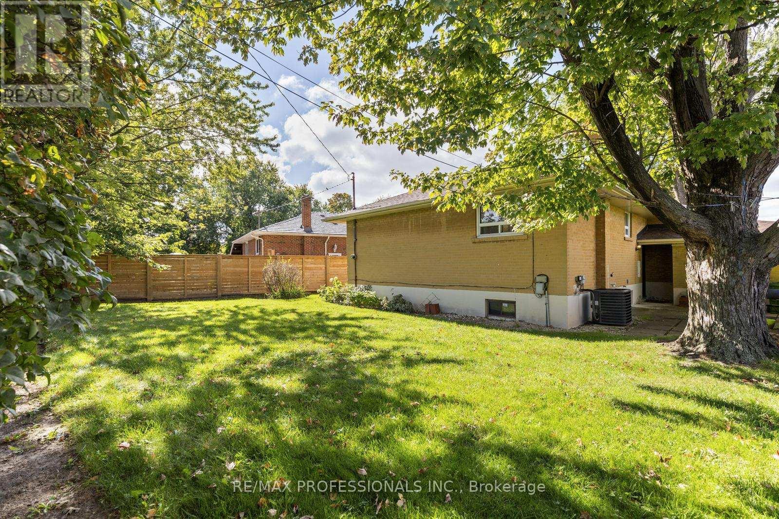 19 Tapley Drive, Toronto (Willowridge-Martingrove-Richview), Ontario  M9R 3P2 - Photo 32 - W9395849