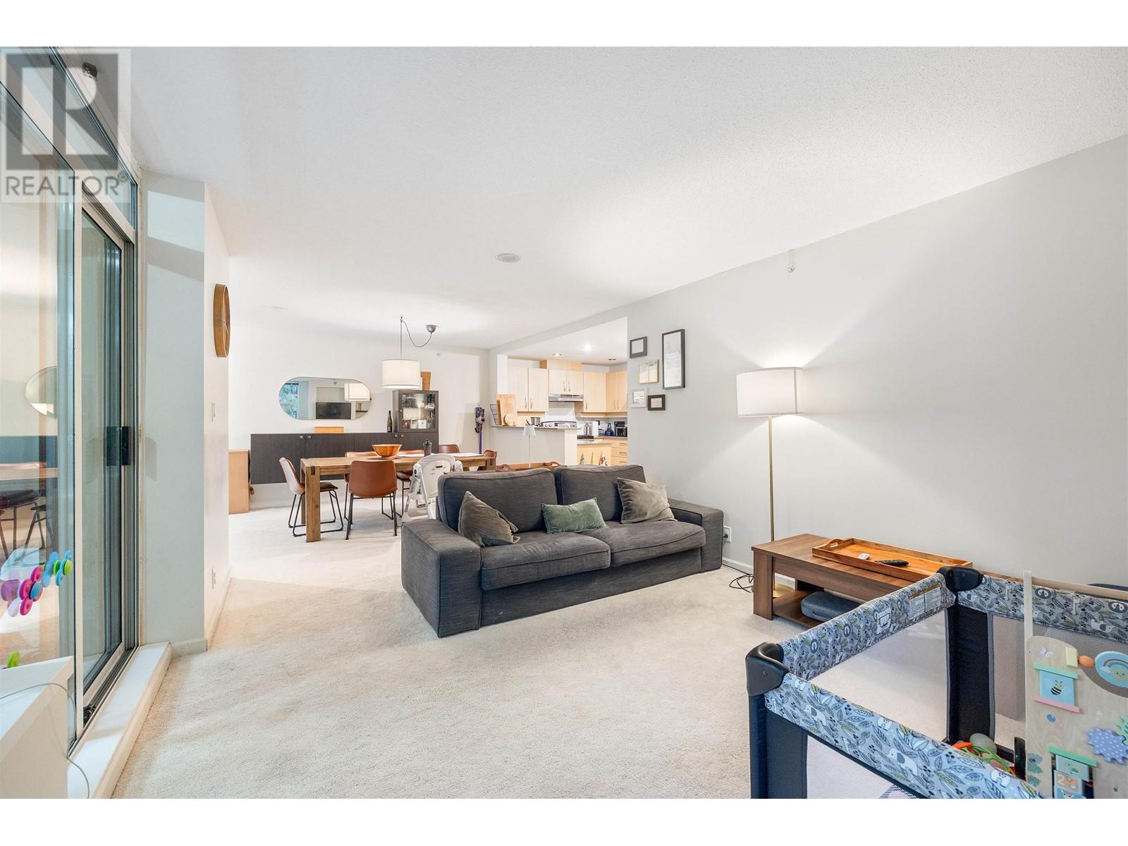 Listing Picture 3 of 12 : 004 9288 UNIVERSITY CRESCENT, Burnaby / 本拿比 - 魯藝地產 Yvonne Lu Group - MLS Medallion Club Member