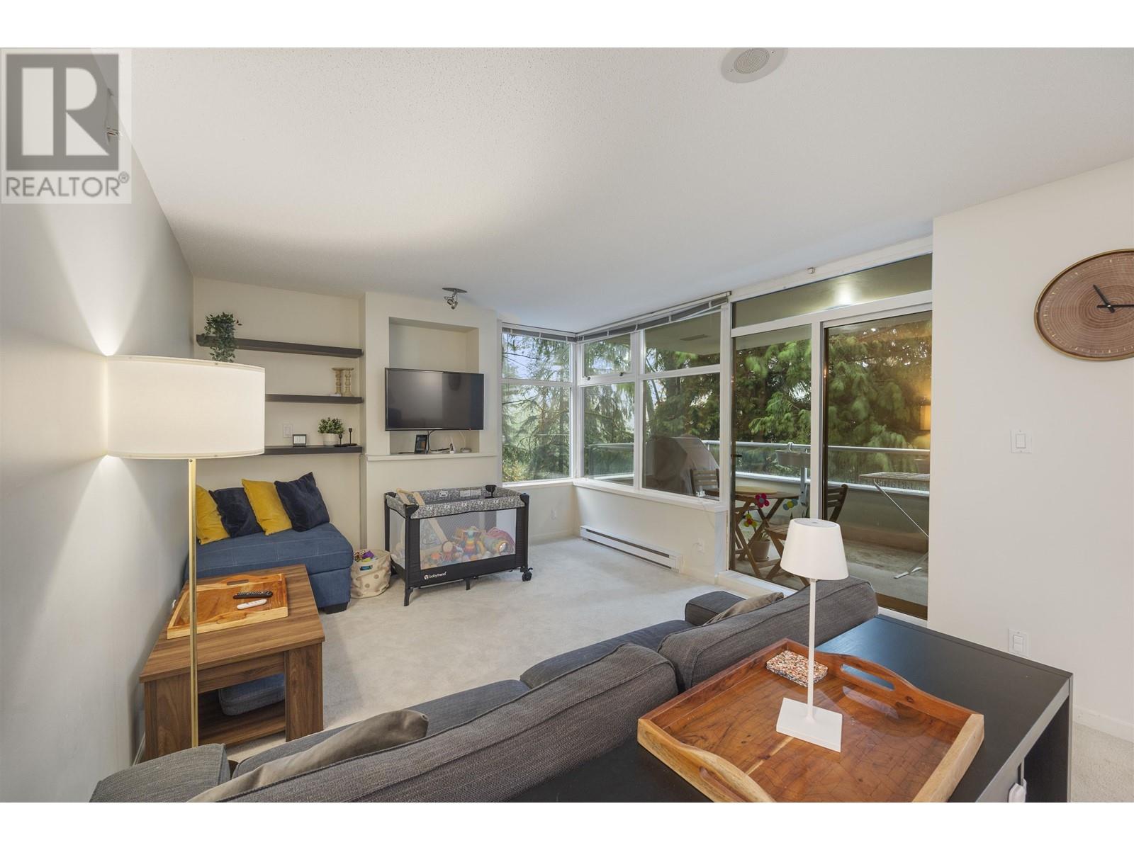 Listing Picture 2 of 12 : 004 9288 UNIVERSITY CRESCENT, Burnaby / 本拿比 - 魯藝地產 Yvonne Lu Group - MLS Medallion Club Member