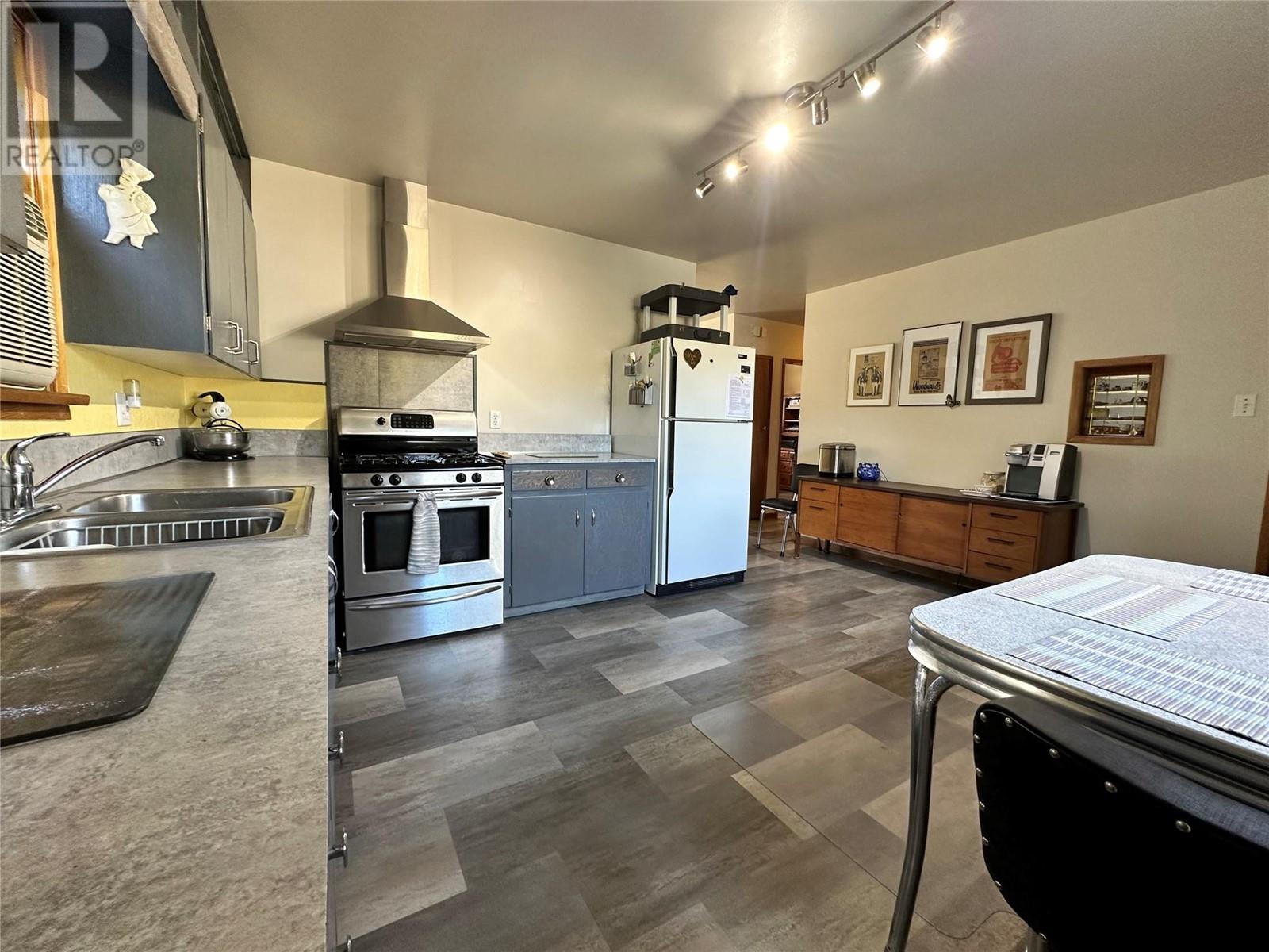 Property at 1826 Fairford Drive image 3