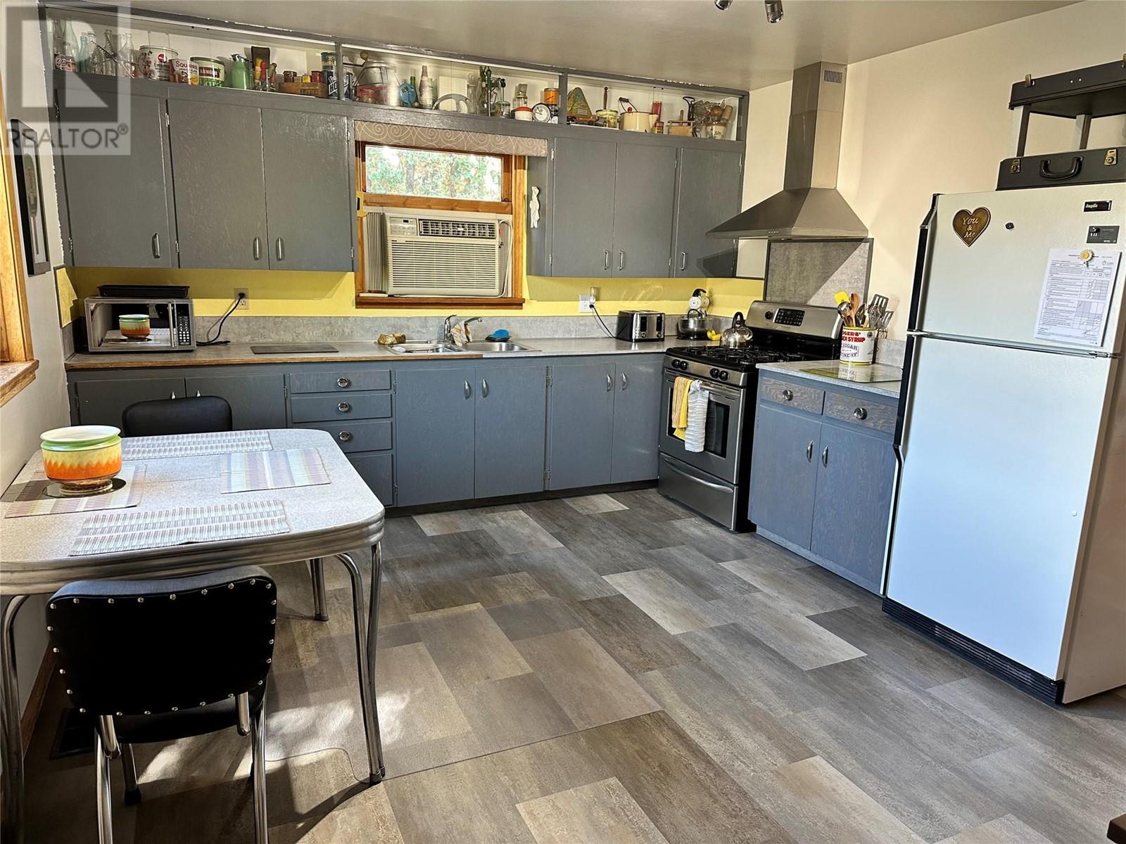 Property at 1826 Fairford Drive image 2