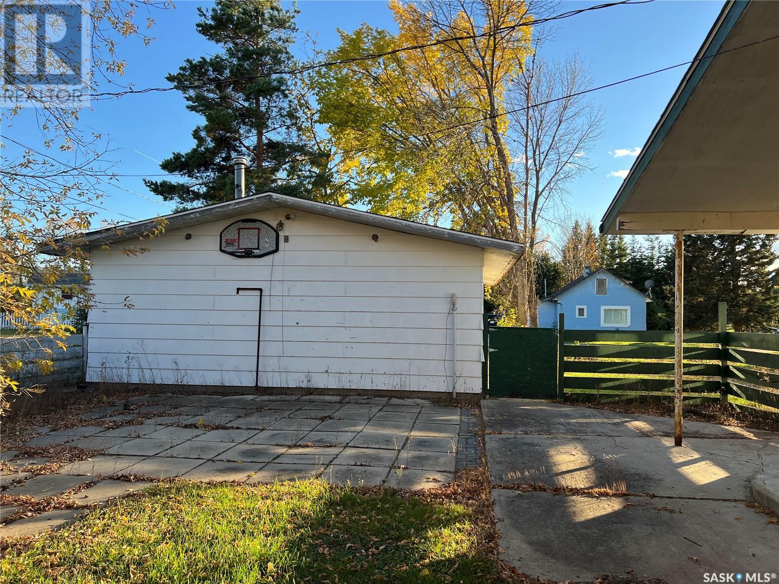 904 Railway Avenue, Loon Lake, Saskatchewan  S0M 1L0 - Photo 2 - SK986001
