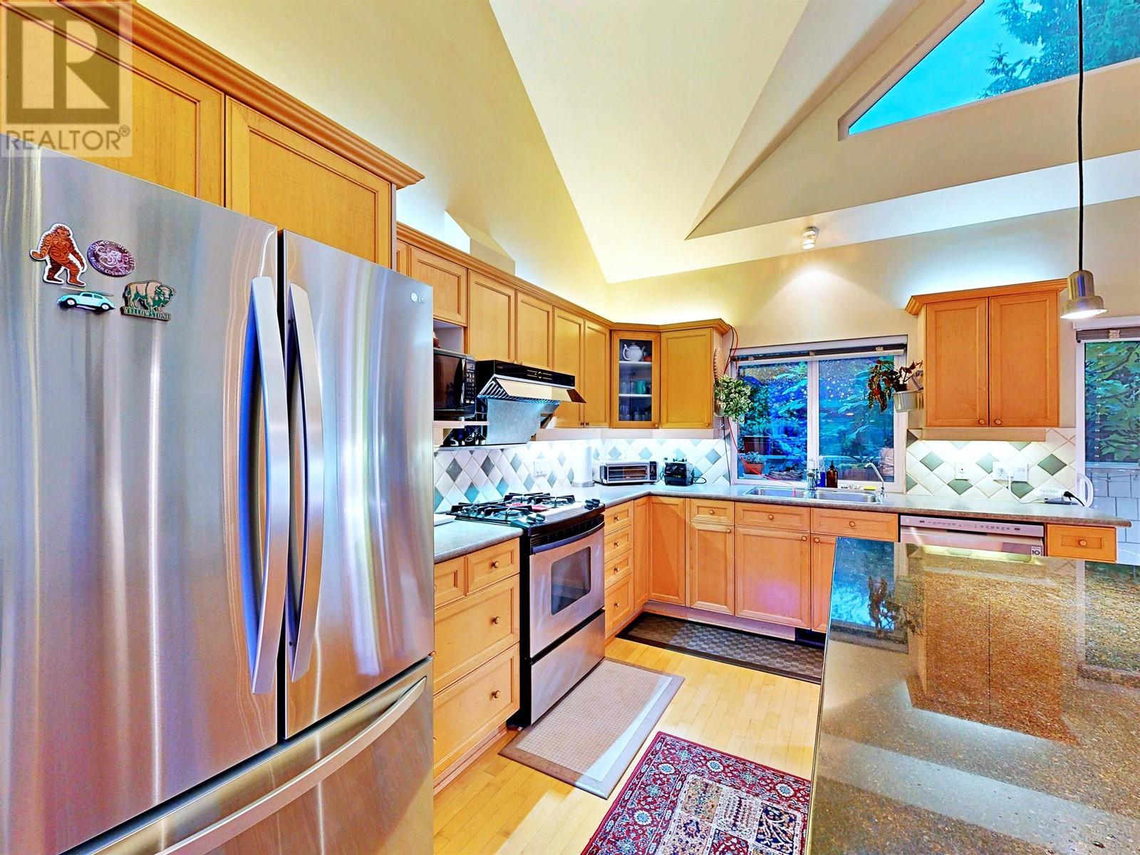 6477 Bruce Street, West Vancouver, British Columbia  V7W 2G7 - Photo 3 - R2935271