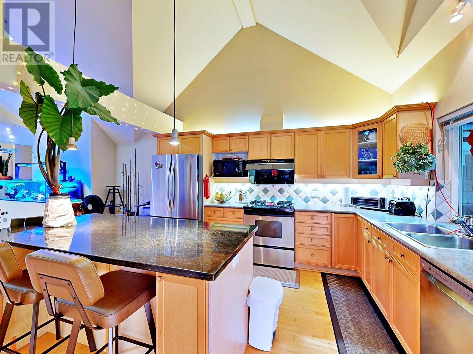 6477 Bruce Street, West Vancouver, British Columbia  V7W 2G7 - Photo 2 - R2935271