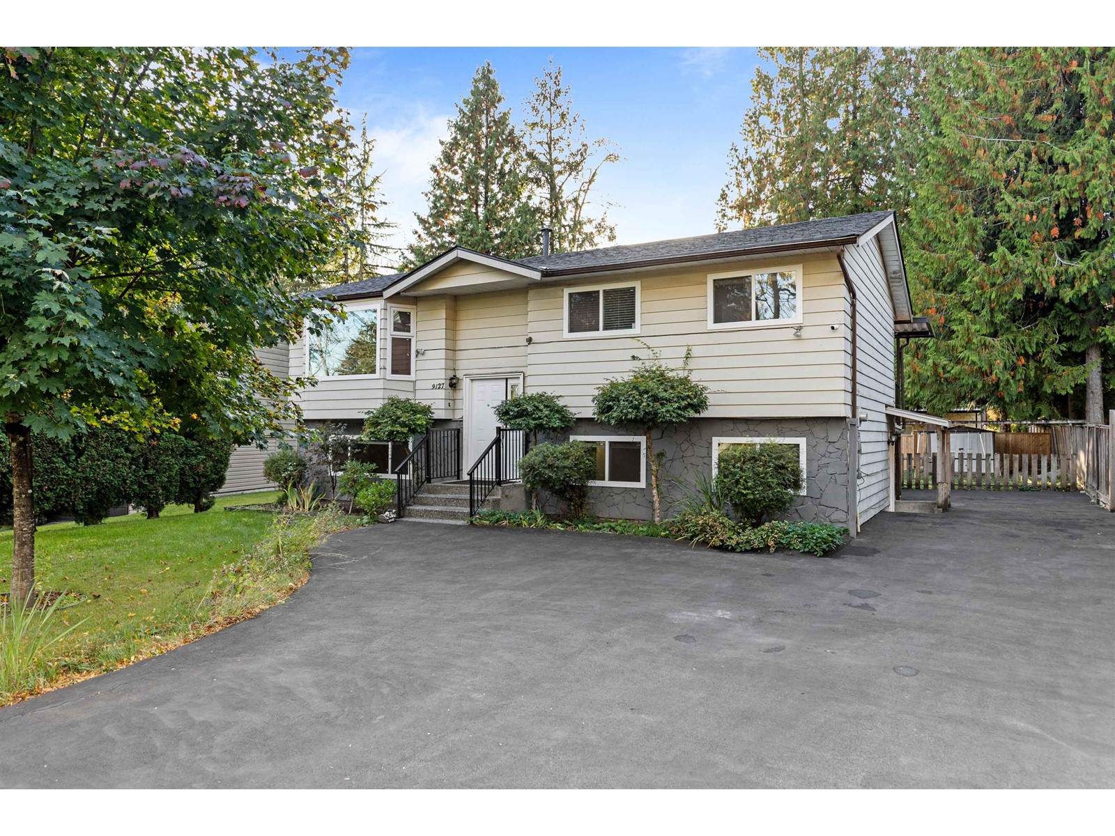 9127 146a Street, Surrey, British Columbia  V3R 6Z6 - Photo 1 - R2935761