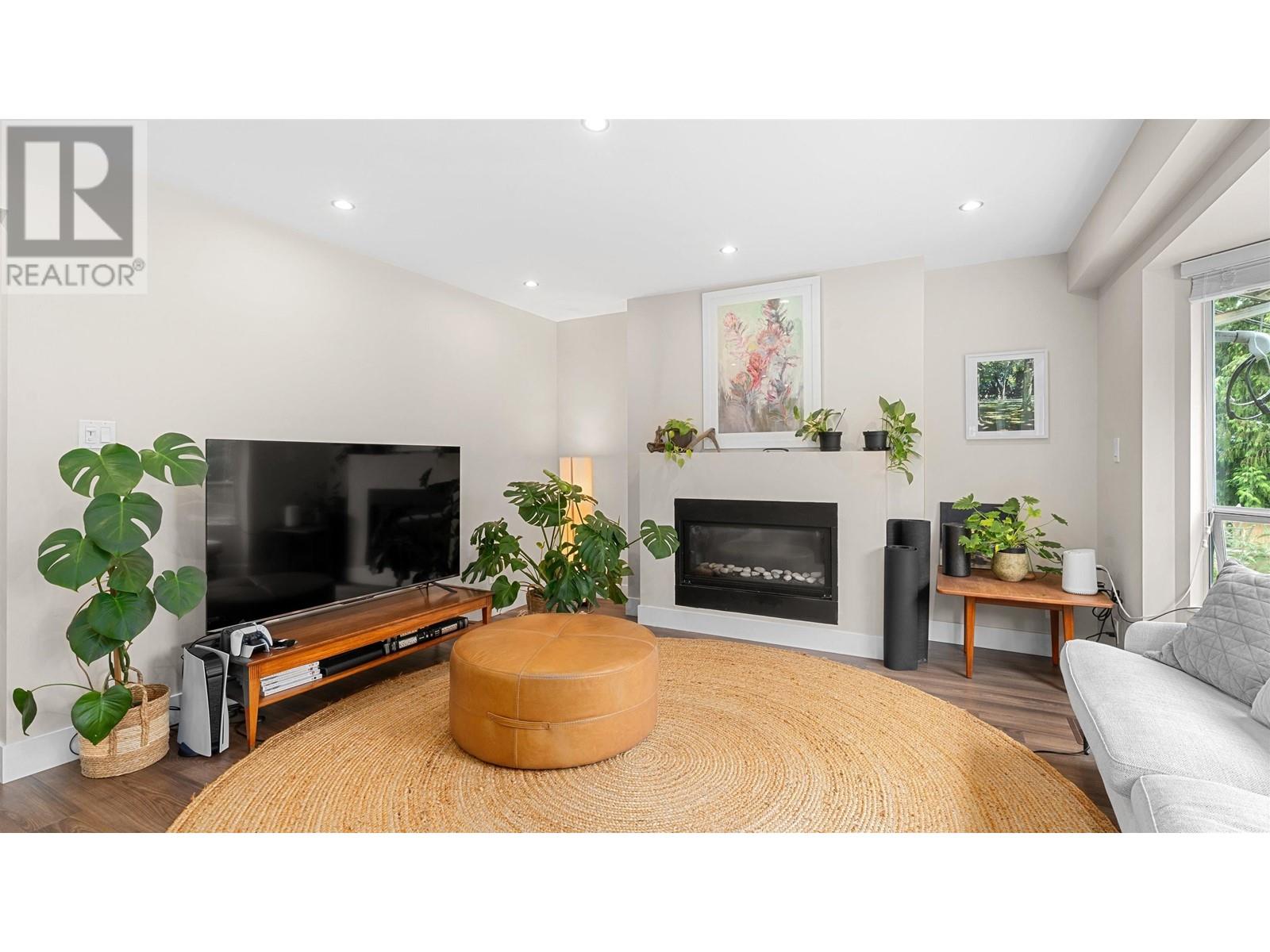 930 Wellington Drive, North Vancouver, British Columbia  V7K 1K9 - Photo 2 - R2935932