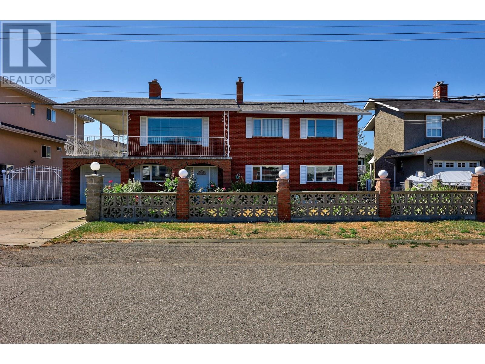 810 OLLEK STREET, kamloops, British Columbia