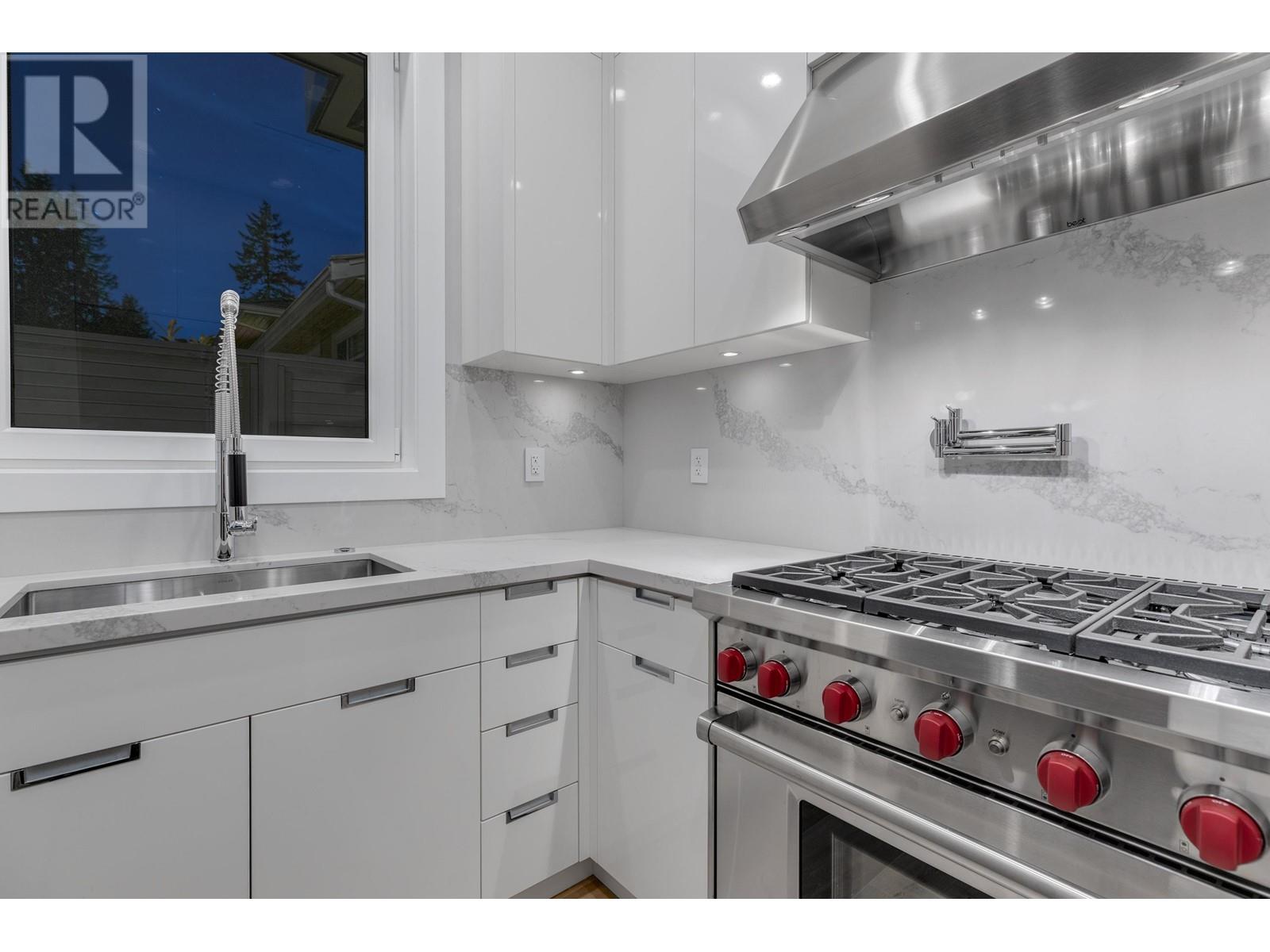 4332 Quinton Place, North Vancouver, British Columbia  V7R 4A7 - Photo 9 - R2936125