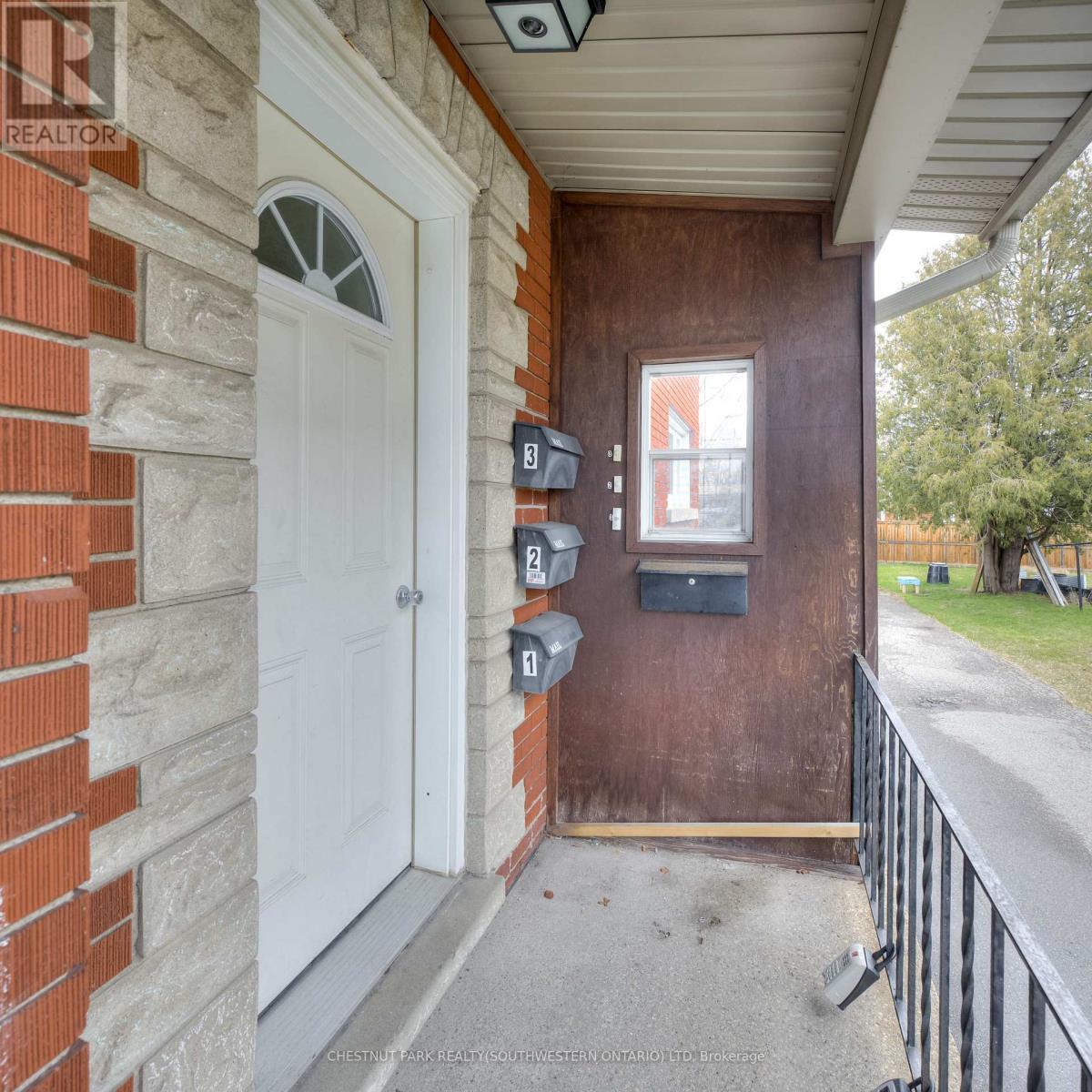 524 Krug Street, Kitchener, Ontario  N2B 1L6 - Photo 4 - X9241312