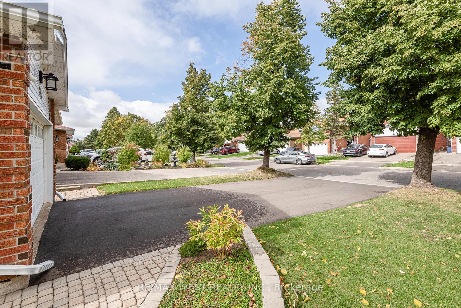 34 Alabaster Drive, Brampton (Brampton North), Ontario  L6V 4G8 - Photo 1 - W9399100