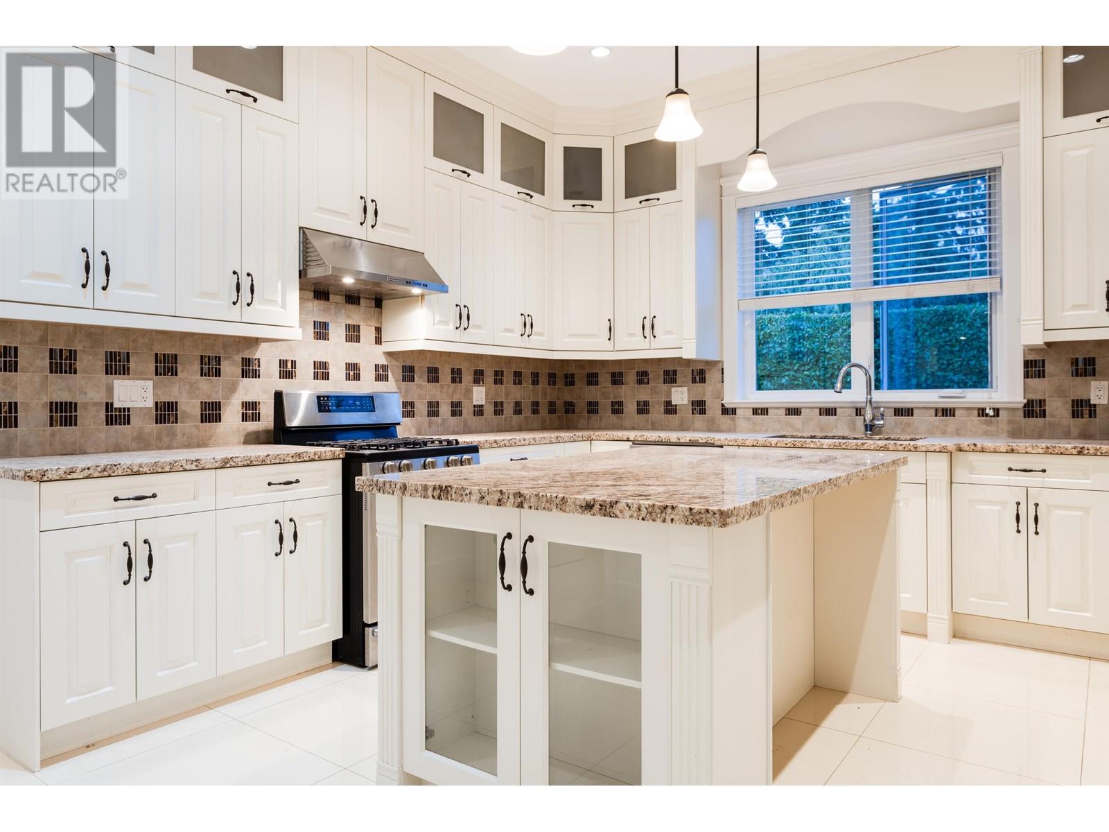 Listing Picture 10 of 30 : 4637 BUXTON COURT, Burnaby / 本拿比 - 魯藝地產 Yvonne Lu Group - MLS Medallion Club Member