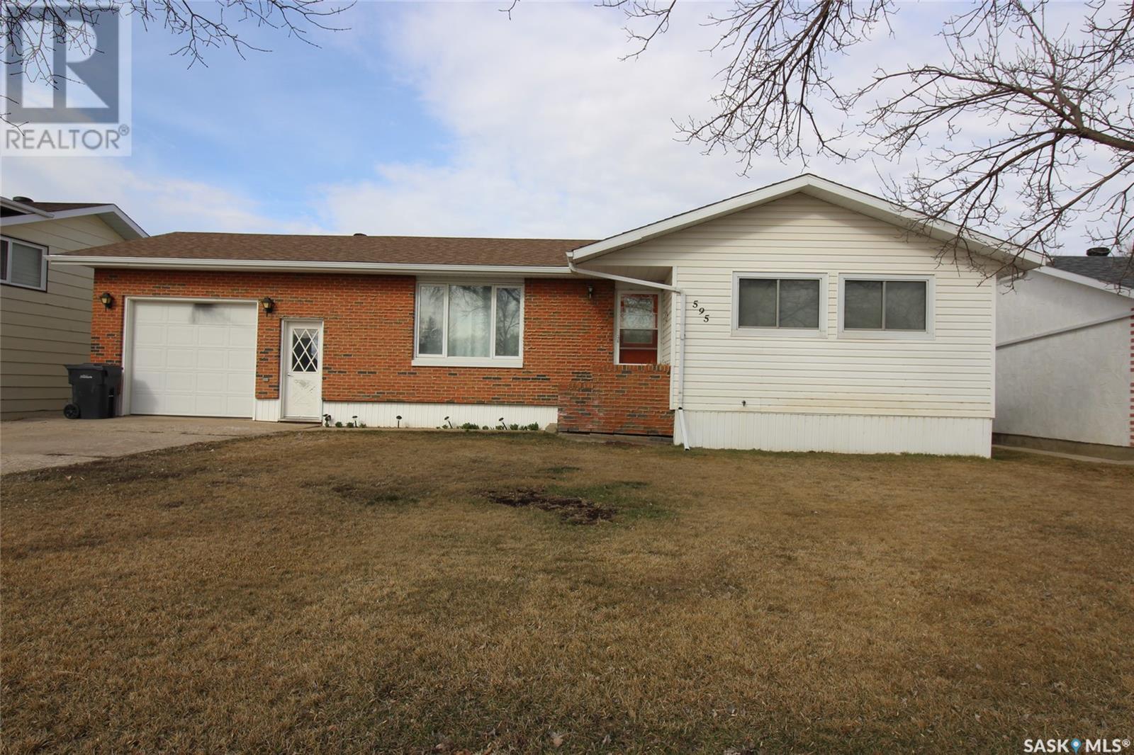 595 9th Street W, Shaunavon, Saskatchewan  S0N 2M0 - Photo 31 - SK986196