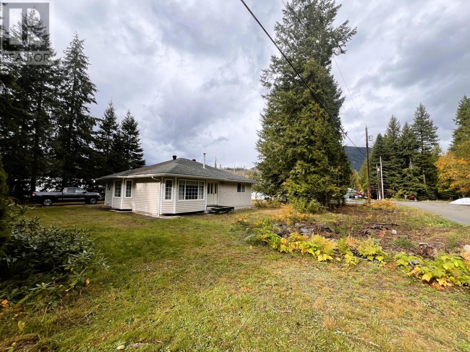 972 DOGWOOD DRIVE South Slocan