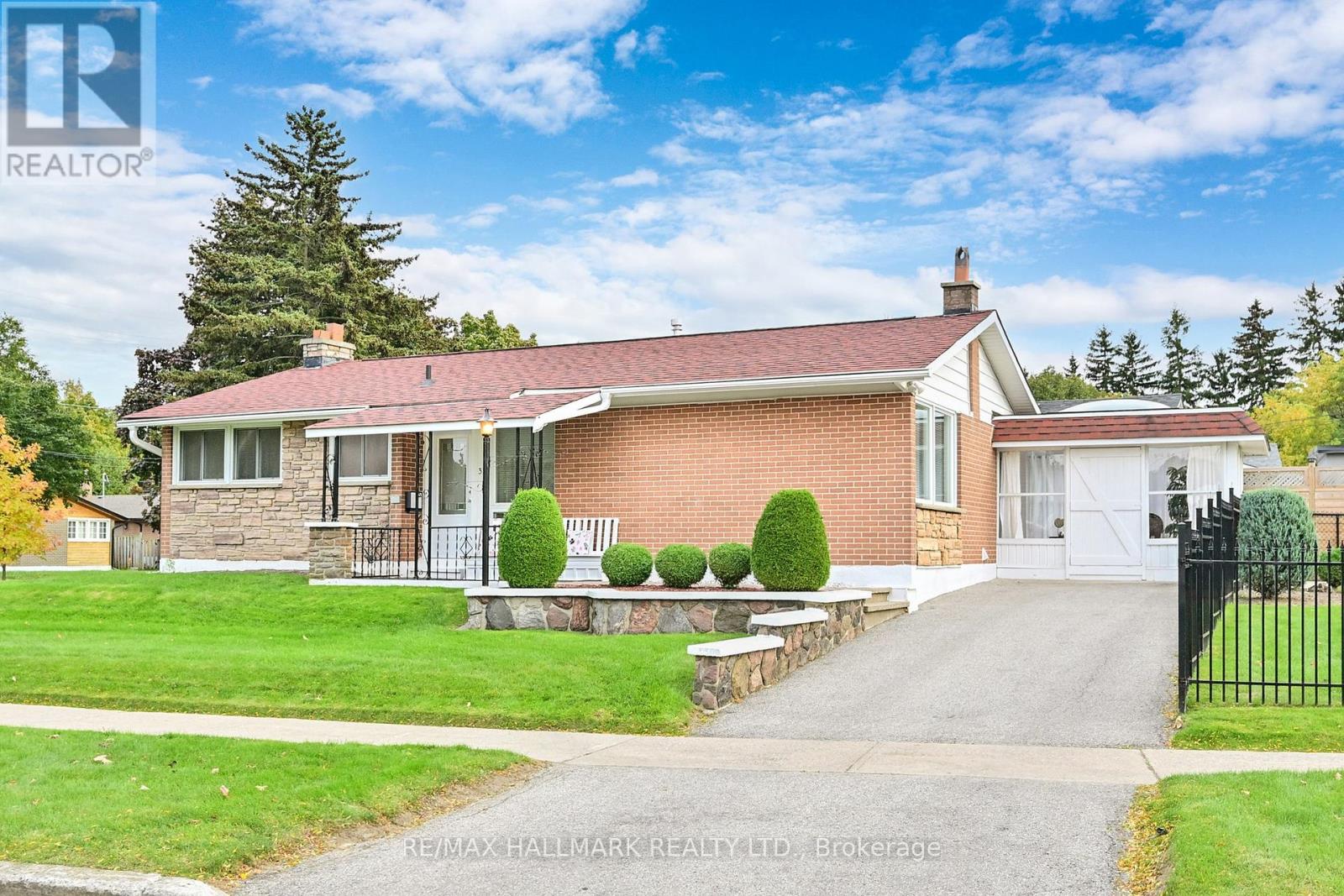 33 Shoreland Crescent, Toronto (Woburn), Ontario  M1G 1M4 - Photo 2 - E9399407