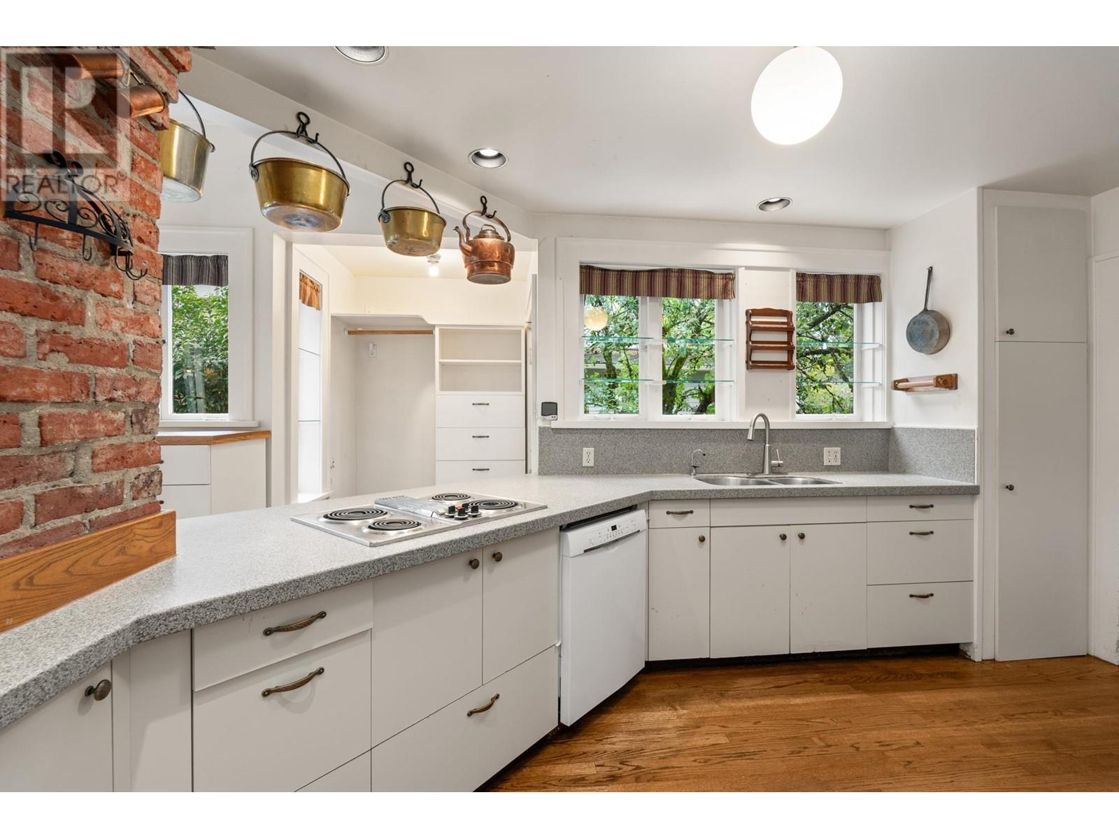 Listing Picture 13 of 40 : 1837 MATTHEWS AVENUE, Vancouver / 溫哥華 - 魯藝地產 Yvonne Lu Group - MLS Medallion Club Member