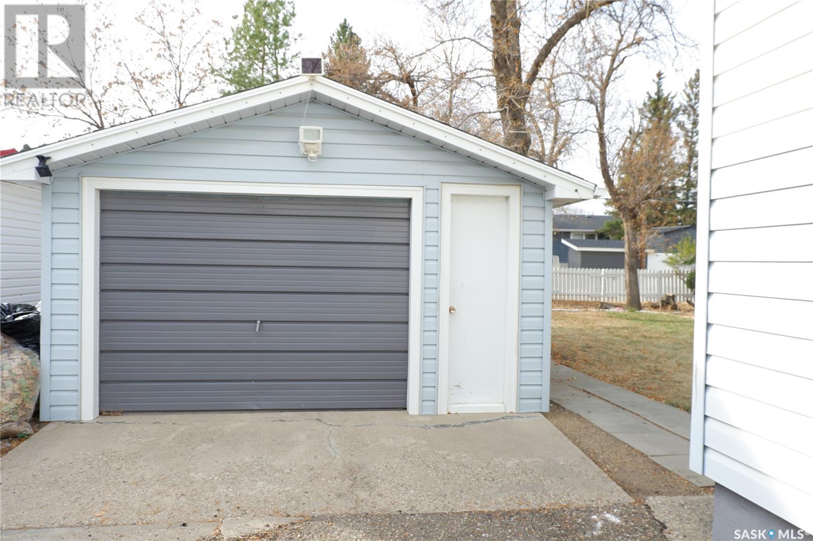 716 4th Street E, Assiniboia, Saskatchewan  S0H 0B0 - Photo 2 - SK986337